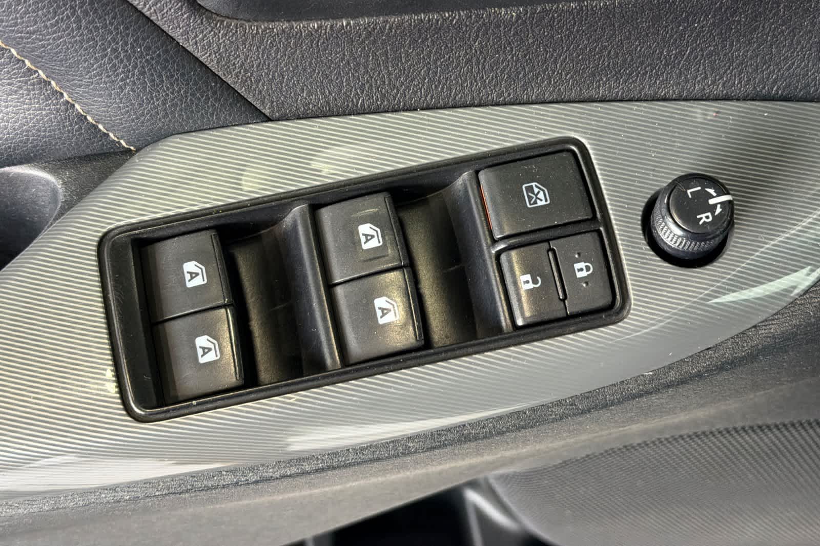 Thumbnail: 2015 Toyota Sienna - 15