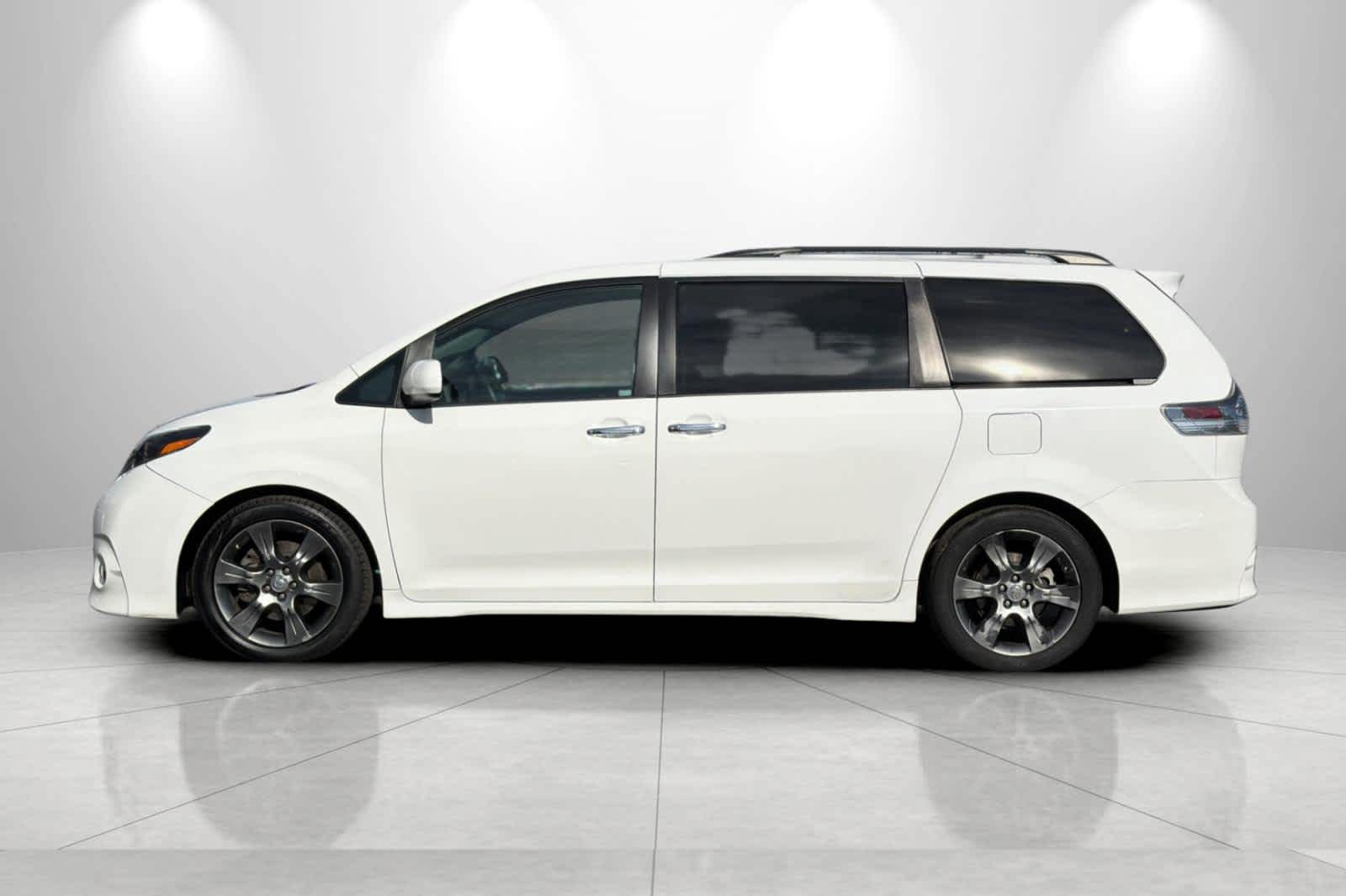 Thumbnail: 2015 Toyota Sienna - 5
