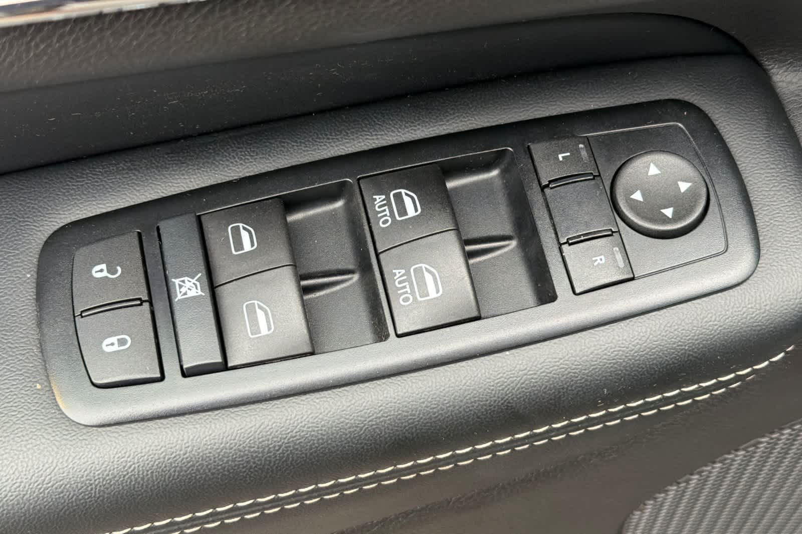 Thumbnail: 2015 Jeep Grand Cherokee - 15