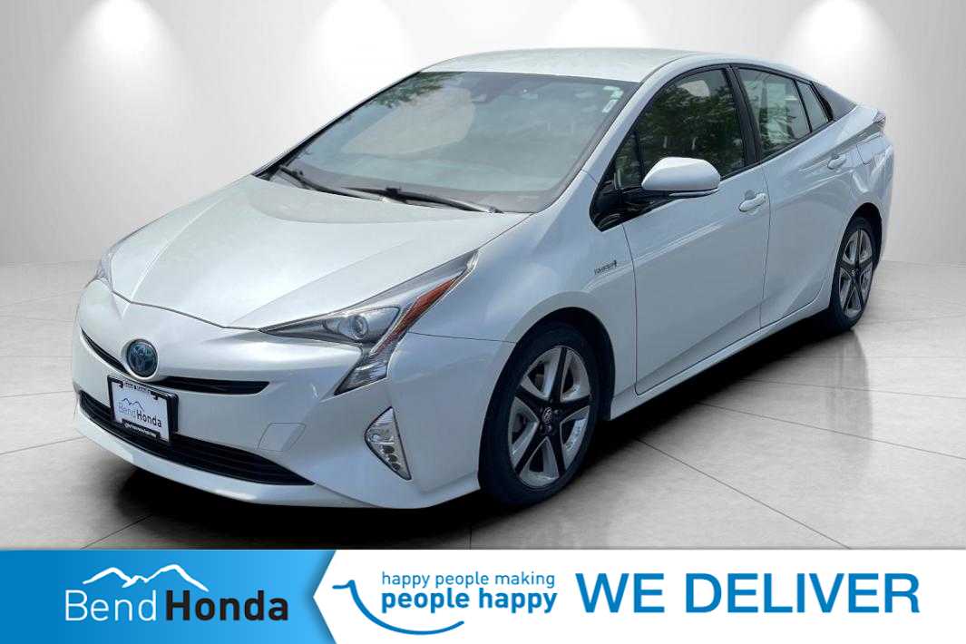 2016 Toyota Prius Three's photo