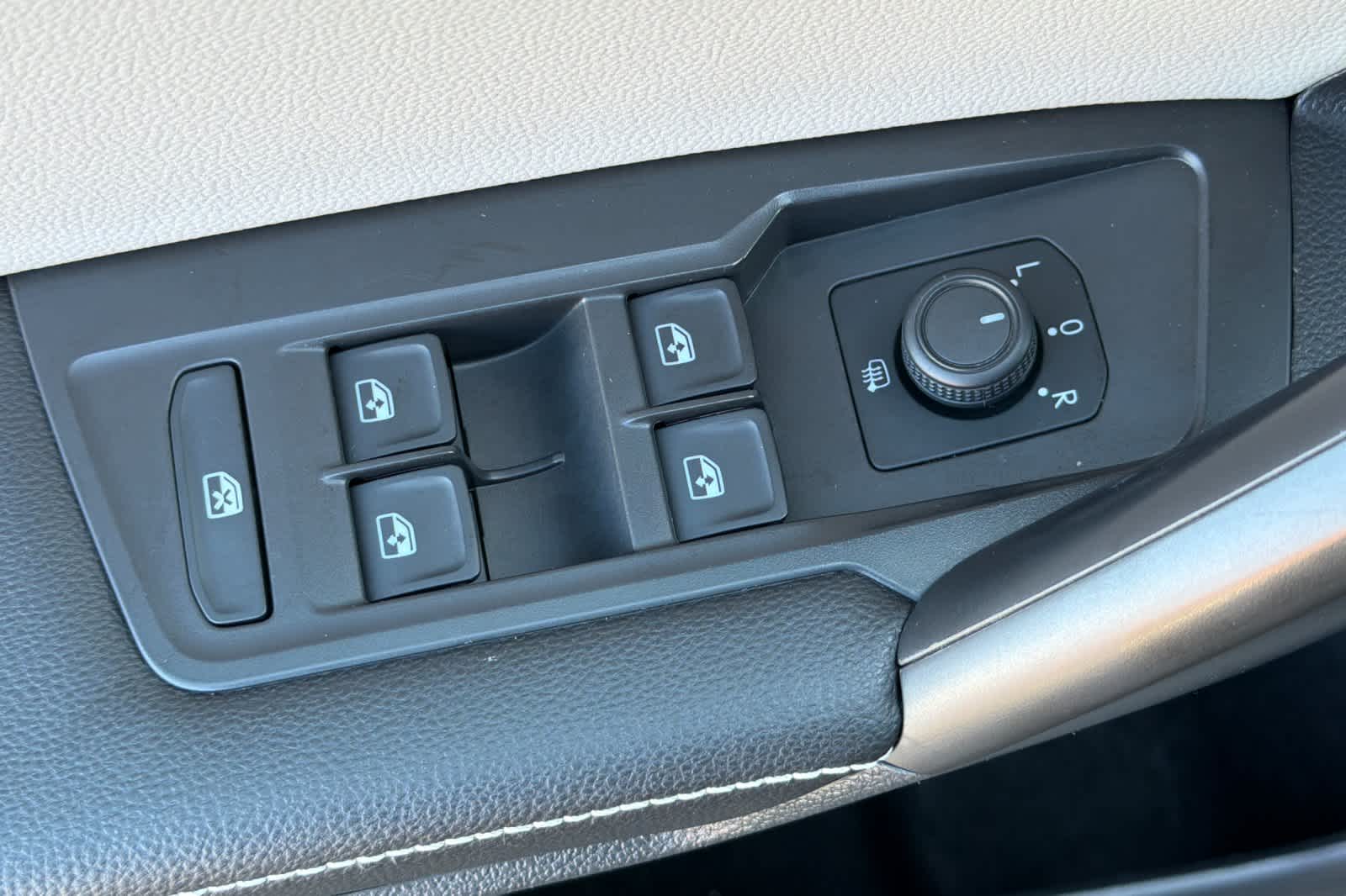 Thumbnail: 2022 Volkswagen Tiguan - 15