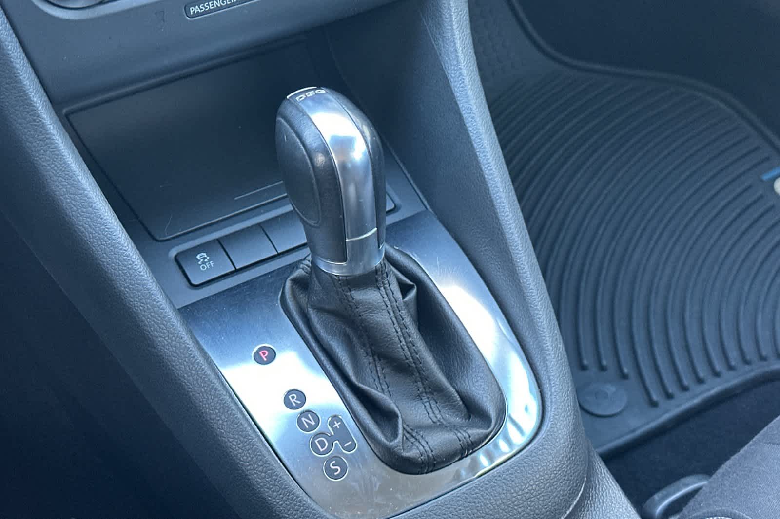 Thumbnail: 2012 Volkswagen Golf - 22