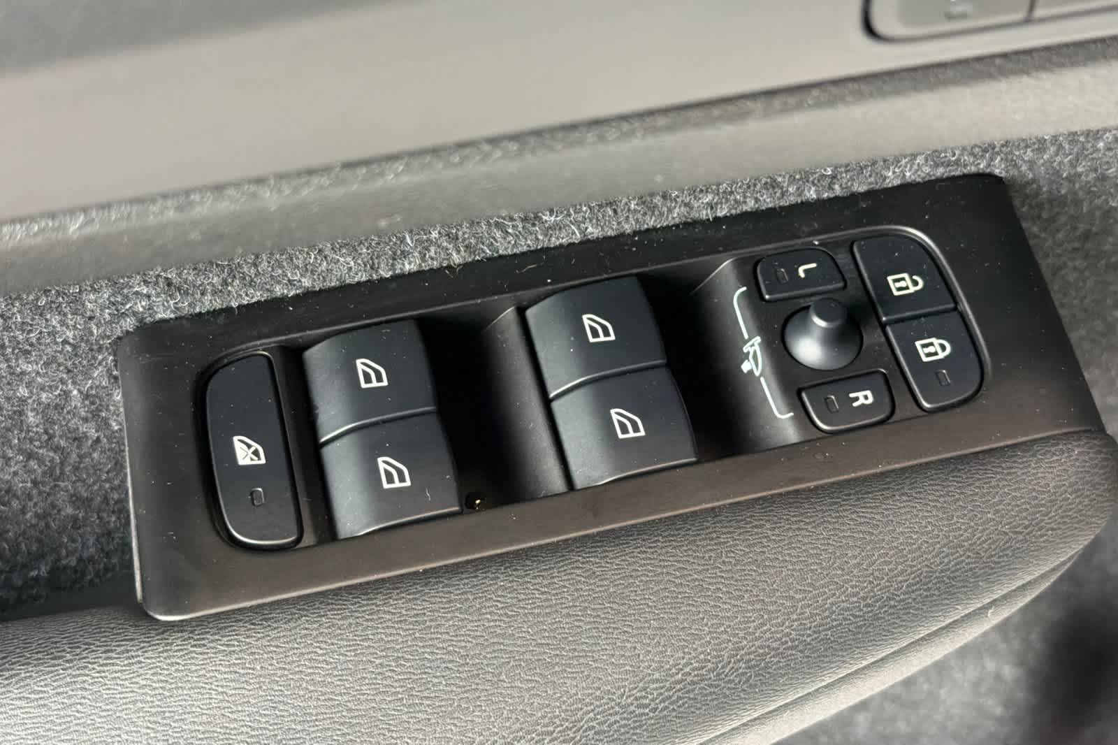 Thumbnail: 2022 Volvo XC40 - 15