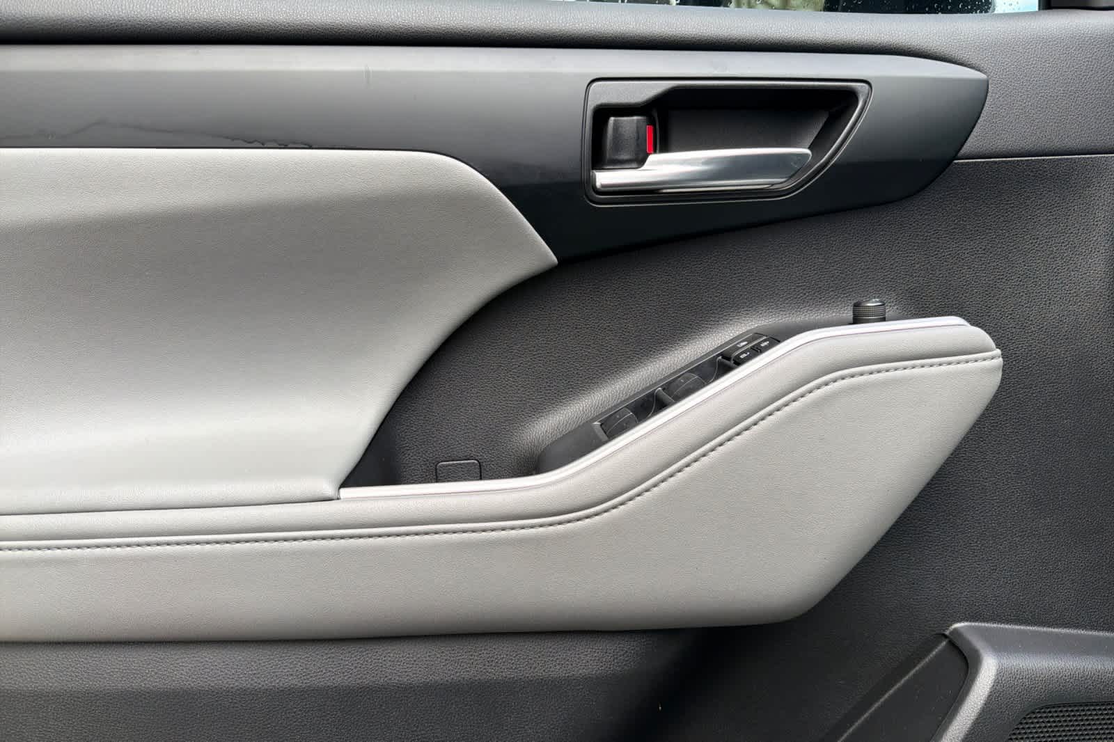 Thumbnail: 2022 Toyota Highlander - 14