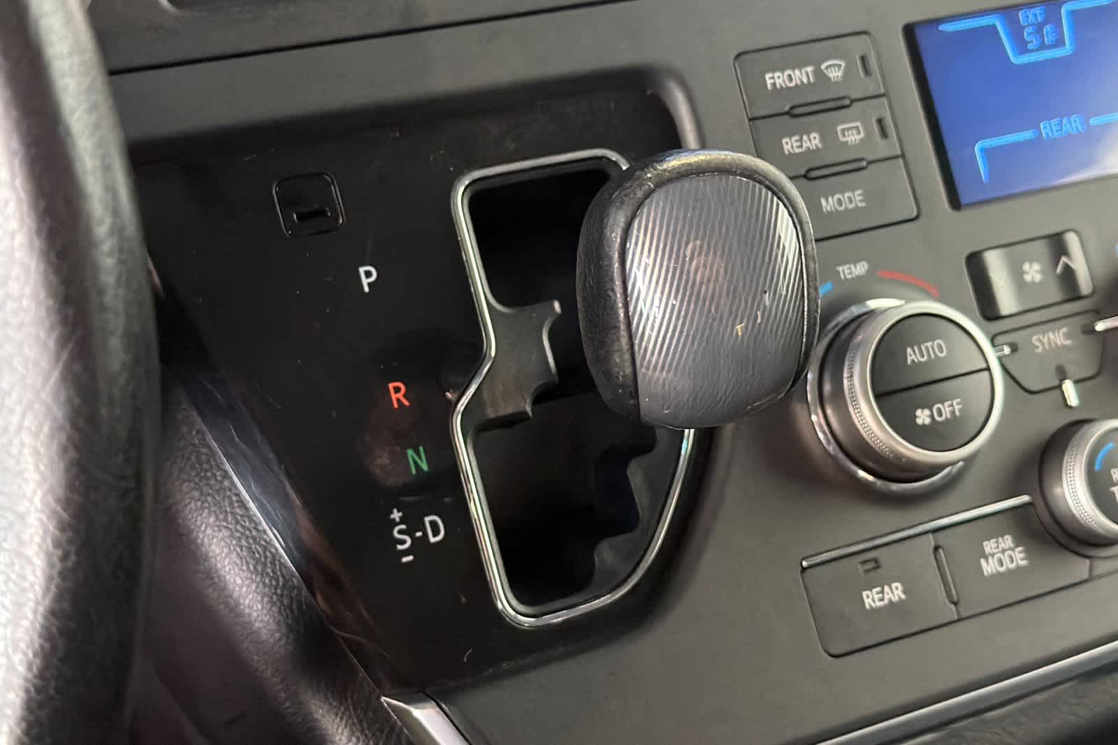 Thumbnail: 2015 Toyota Sienna - 24