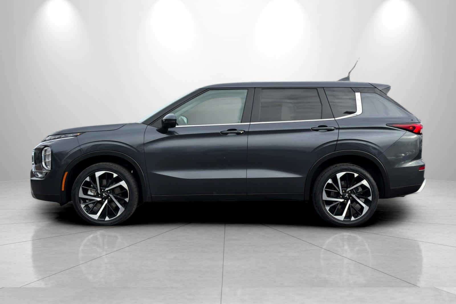 Thumbnail: 2024 Mitsubishi Outlander - 5