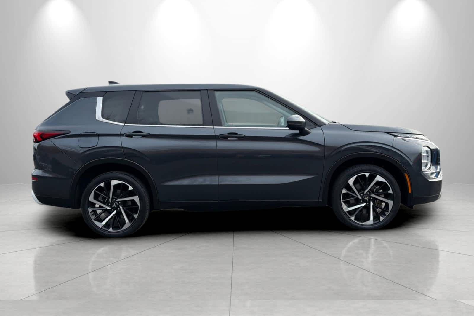 Thumbnail: 2024 Mitsubishi Outlander - 8