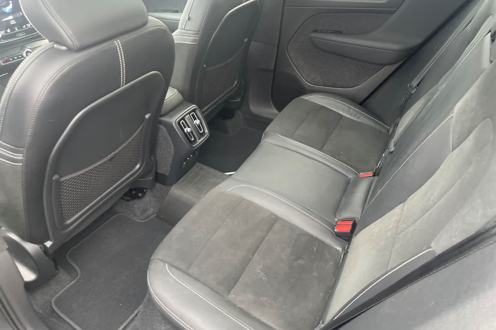 Thumbnail: 2022 Volvo XC40 - 4