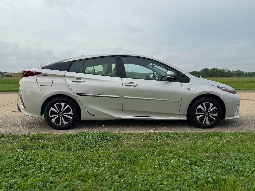 2017 Toyota Prius Prime Premium photo 3