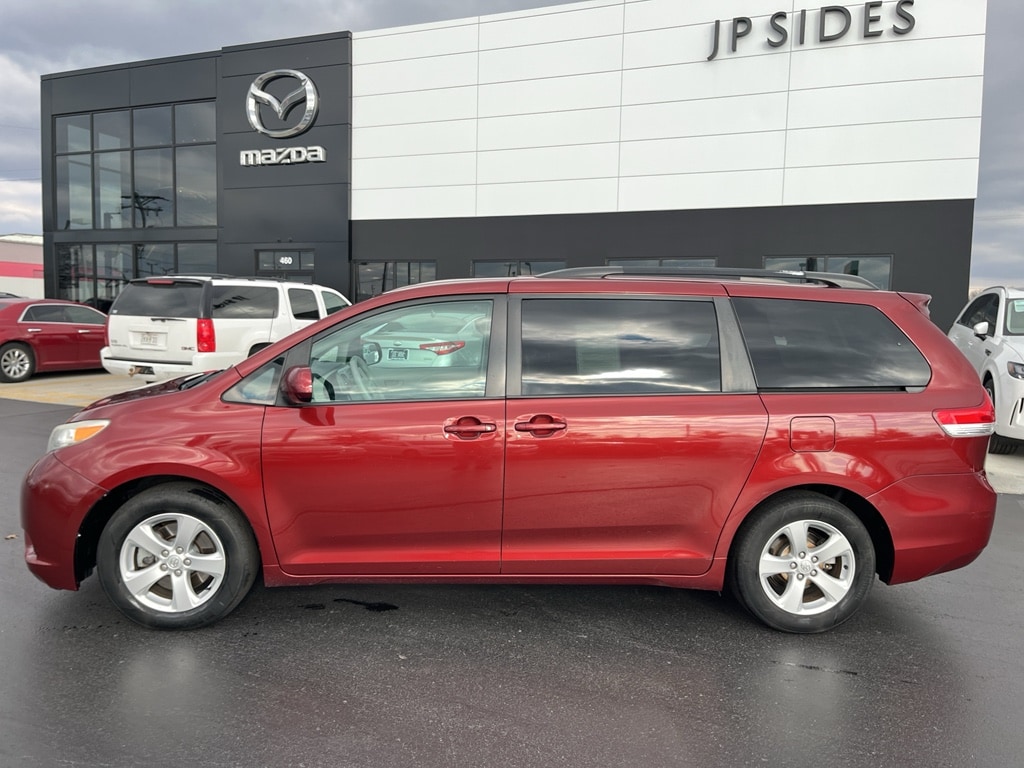 Used 2013 Toyota Sienna LE Wagon .