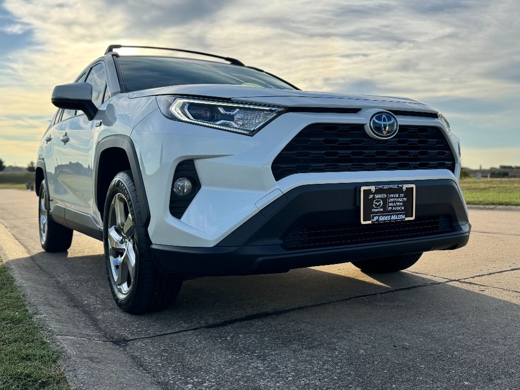 2021 Toyota RAV4 Hybrid XLE Premium photo 3