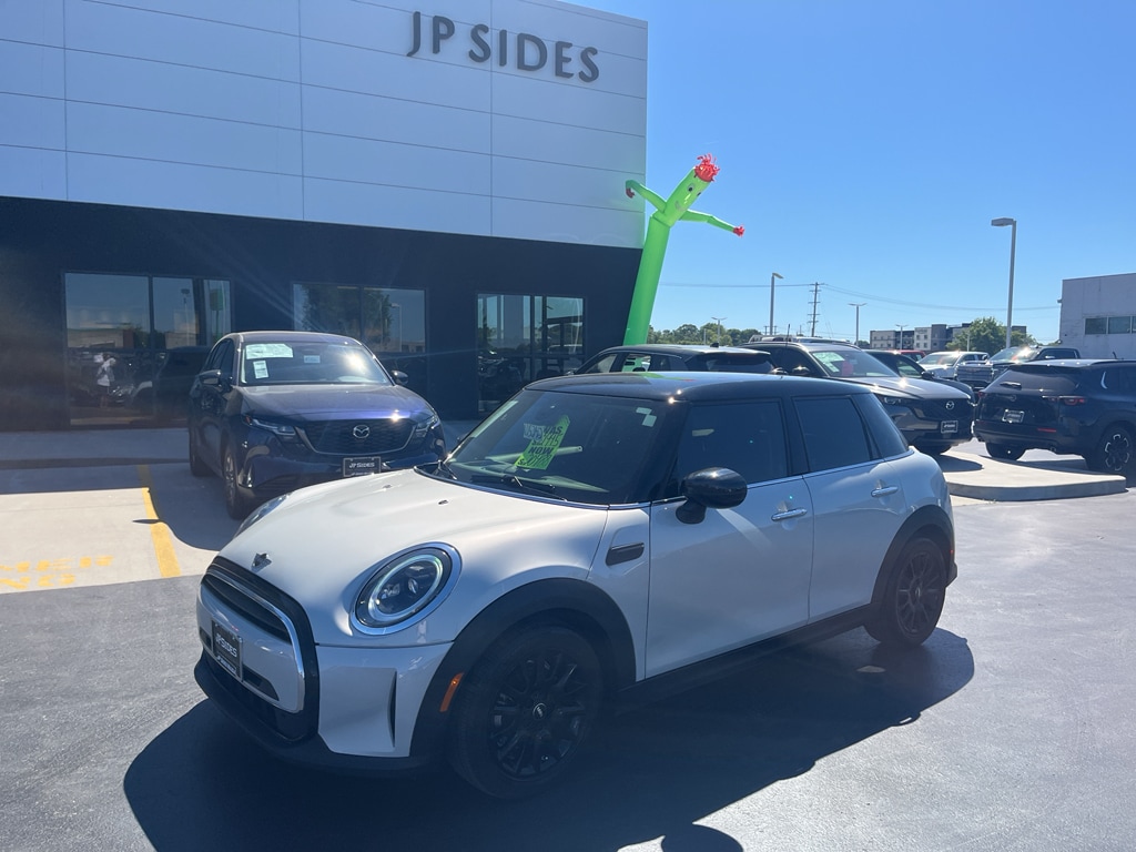 2022 MINI Hardtop Cooper Oxford Edition's photo