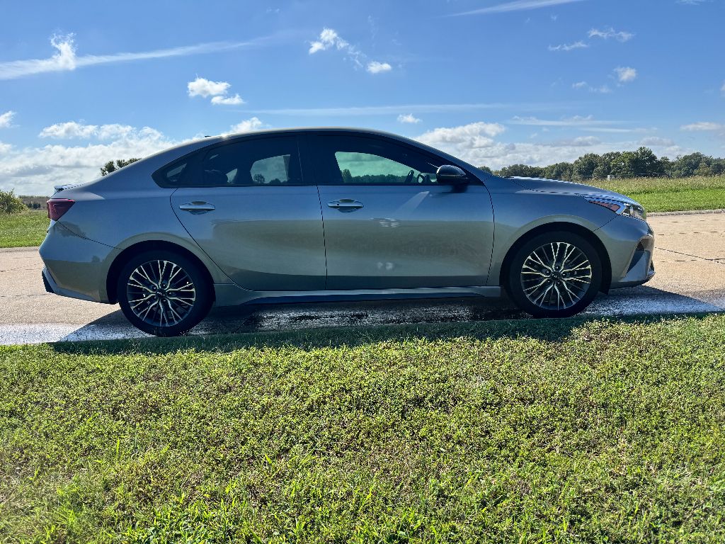 2023 Kia Forte GT-Line photo 4