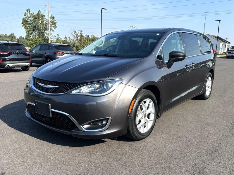 2020 Chrysler Pacifica Touring photo 3