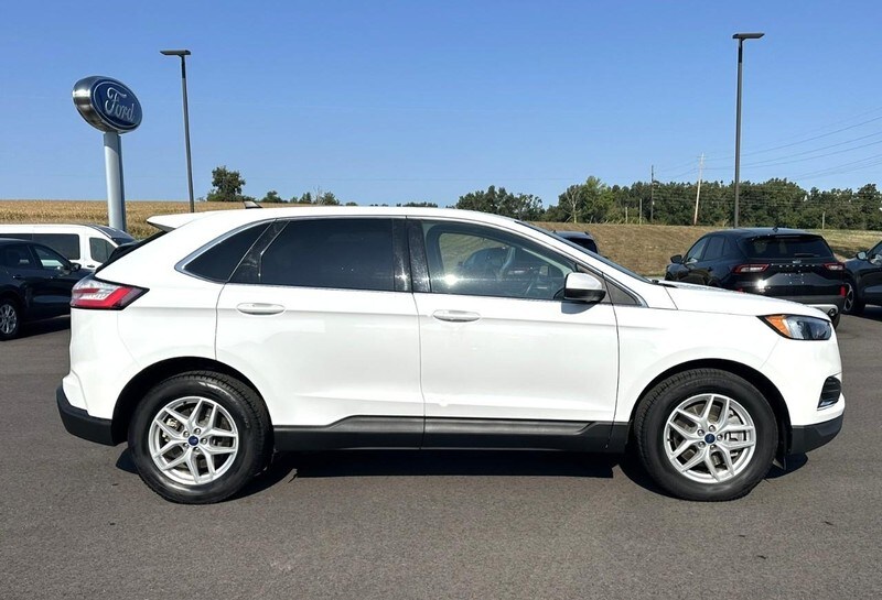 2022 Ford Edge SEL photo 2