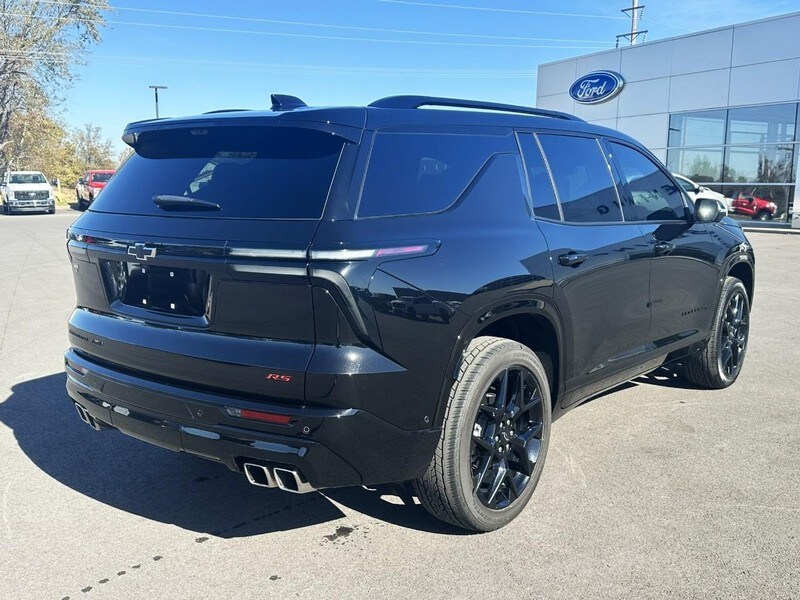 2025 Chevrolet Traverse RS photo 2