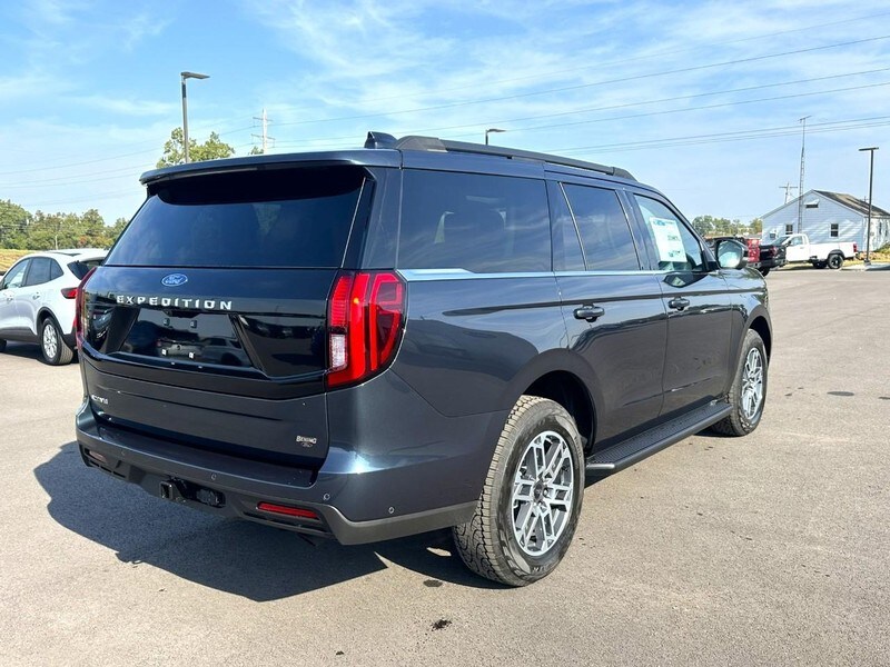 2025 Ford Expedition photo 3