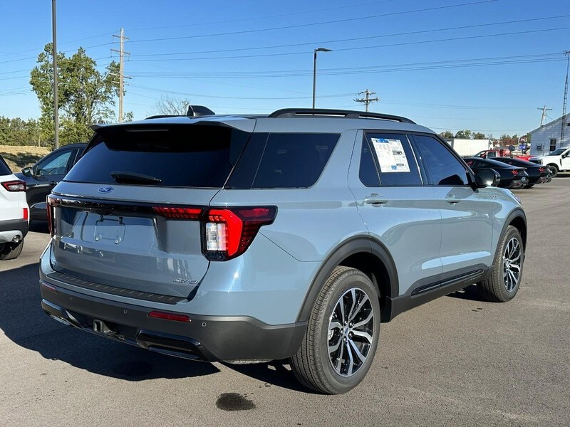 2025 Ford Explorer ST-Line photo 2