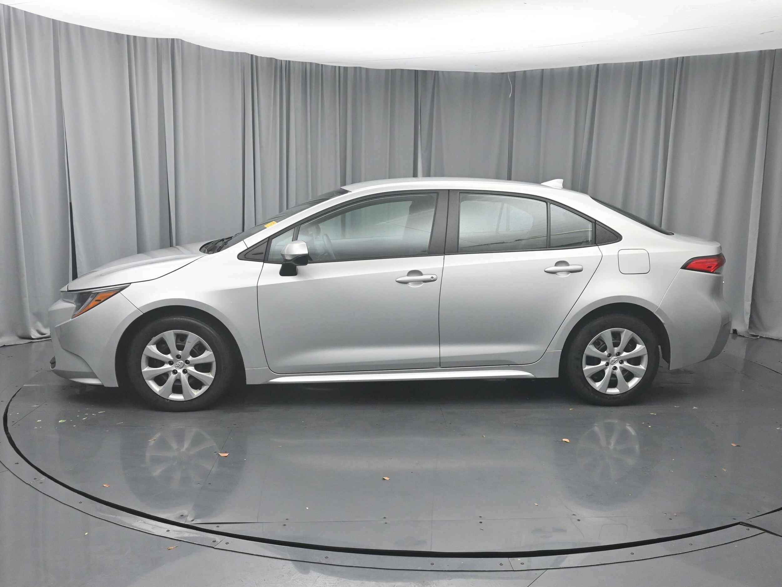 2023 Toyota Corolla LE photo 3