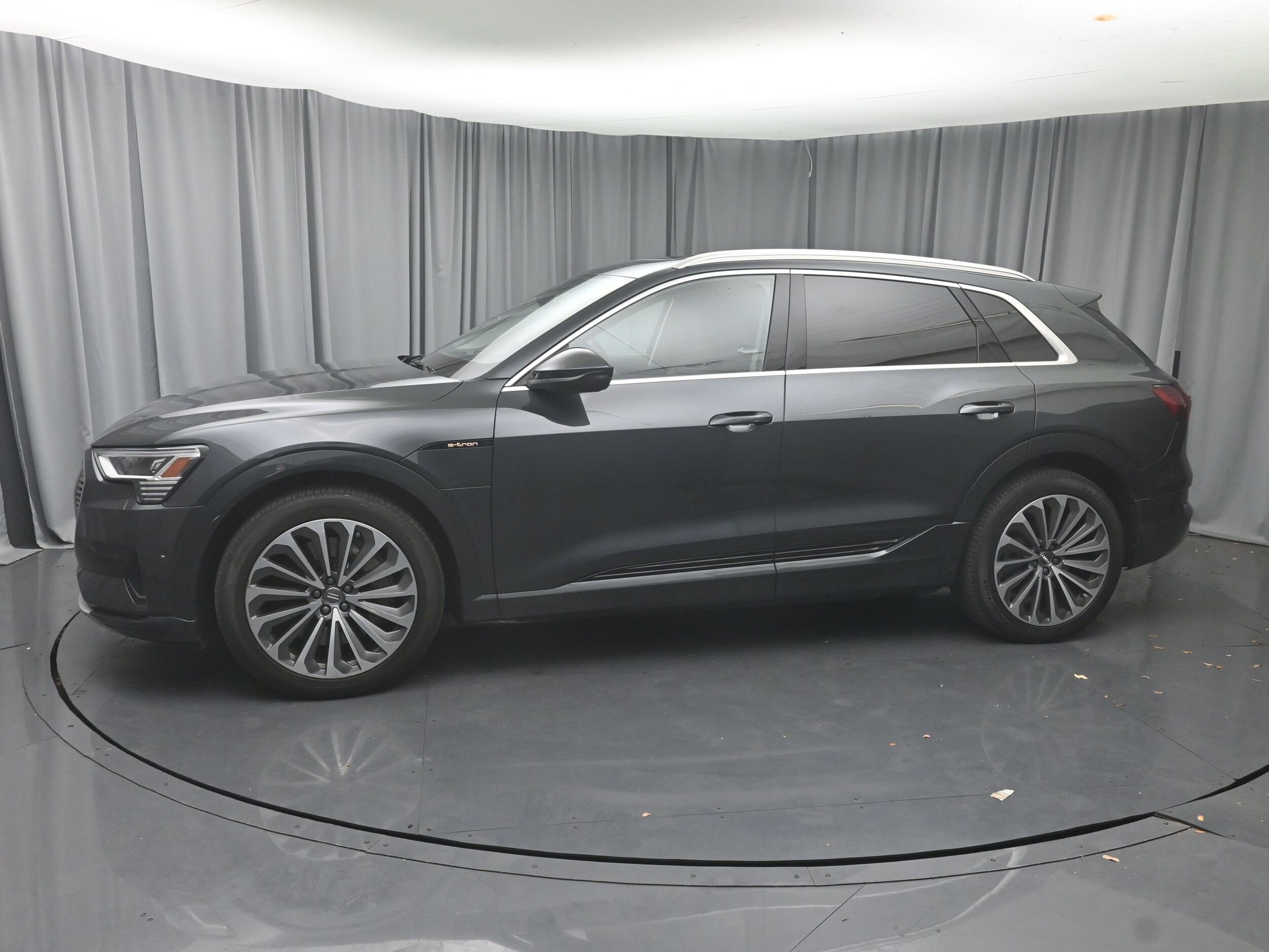 2019 Audi e-tron Prestige photo 3