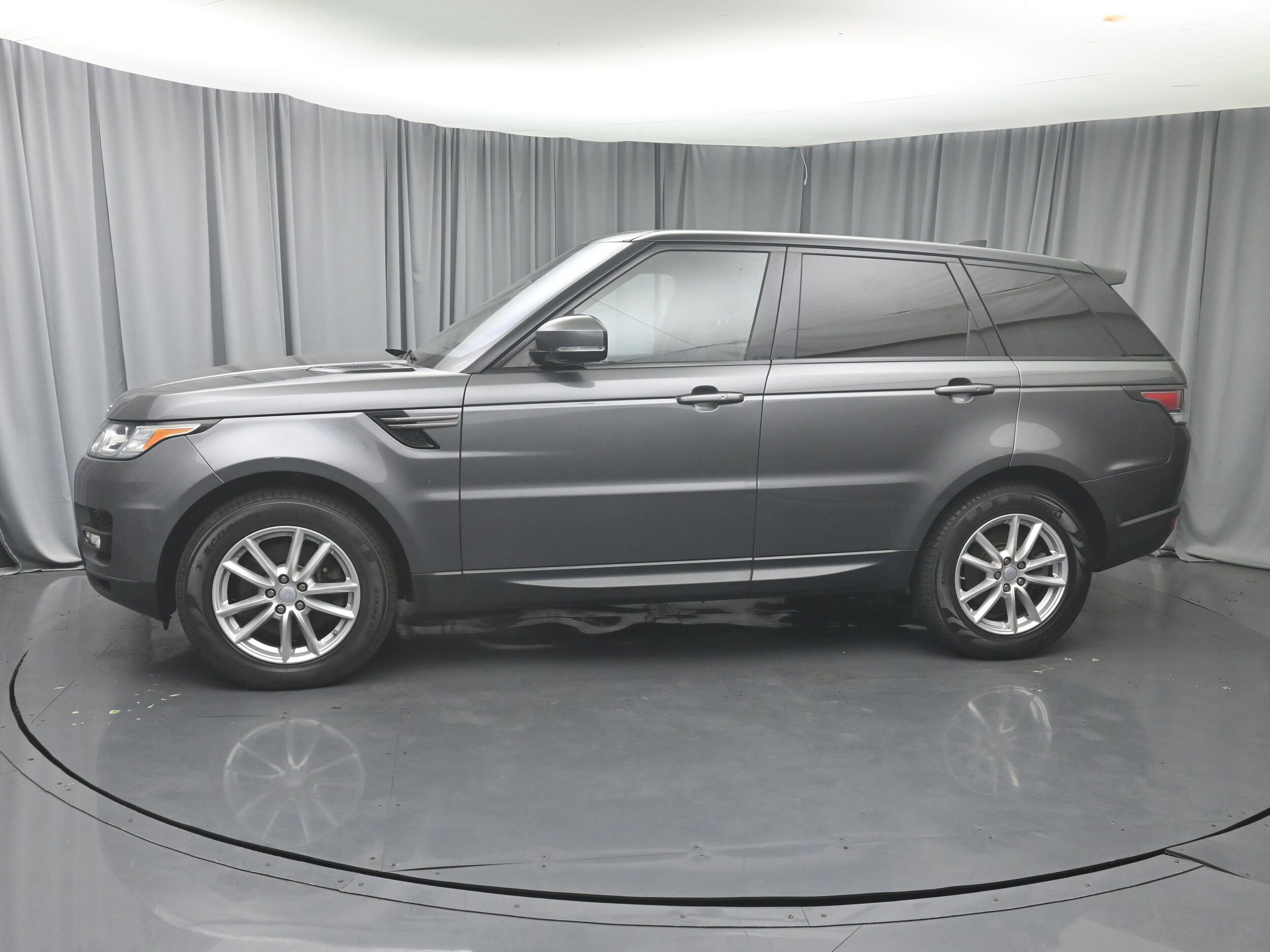2017 Land Rover Range Rover Sport SE photo 3