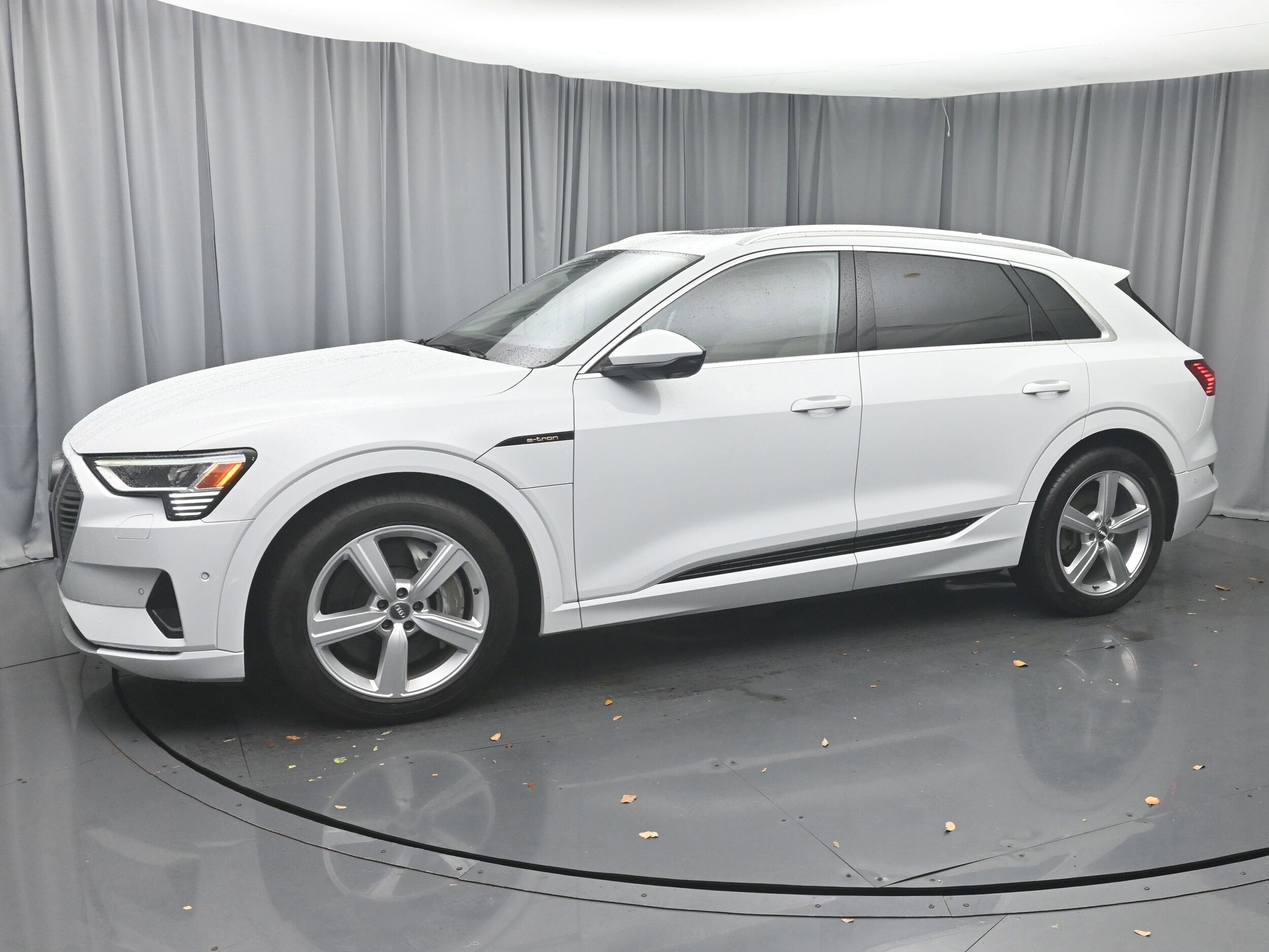 2019 Audi e-tron Prestige photo 2