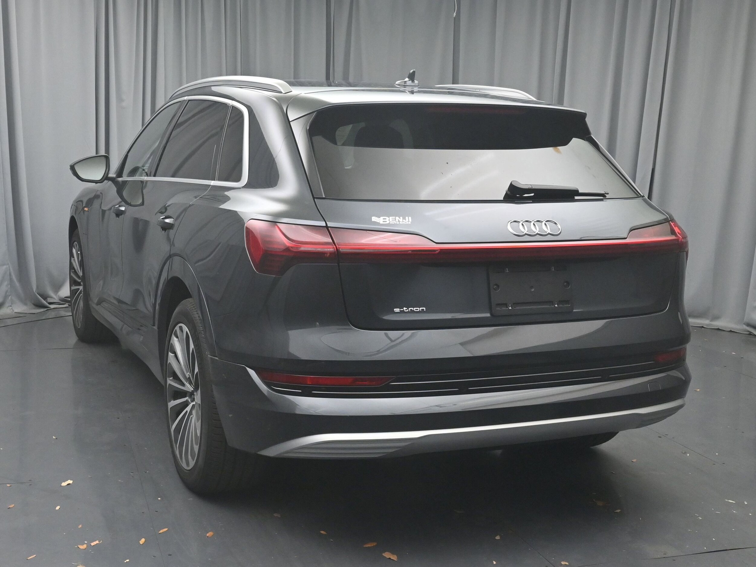 2019 Audi e-tron Prestige photo 4