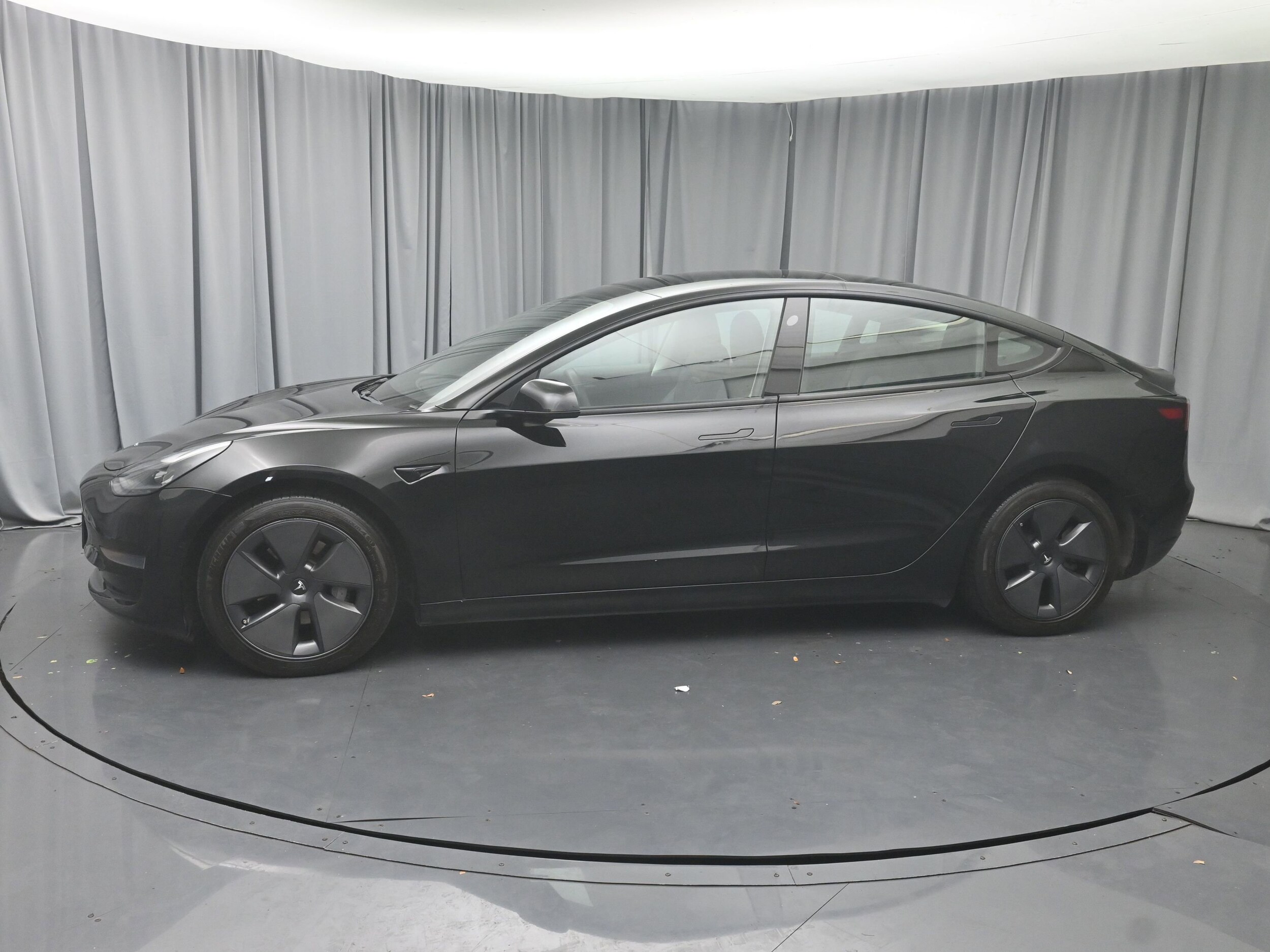 2021 Tesla Model 3 Standard Range Plus photo 3
