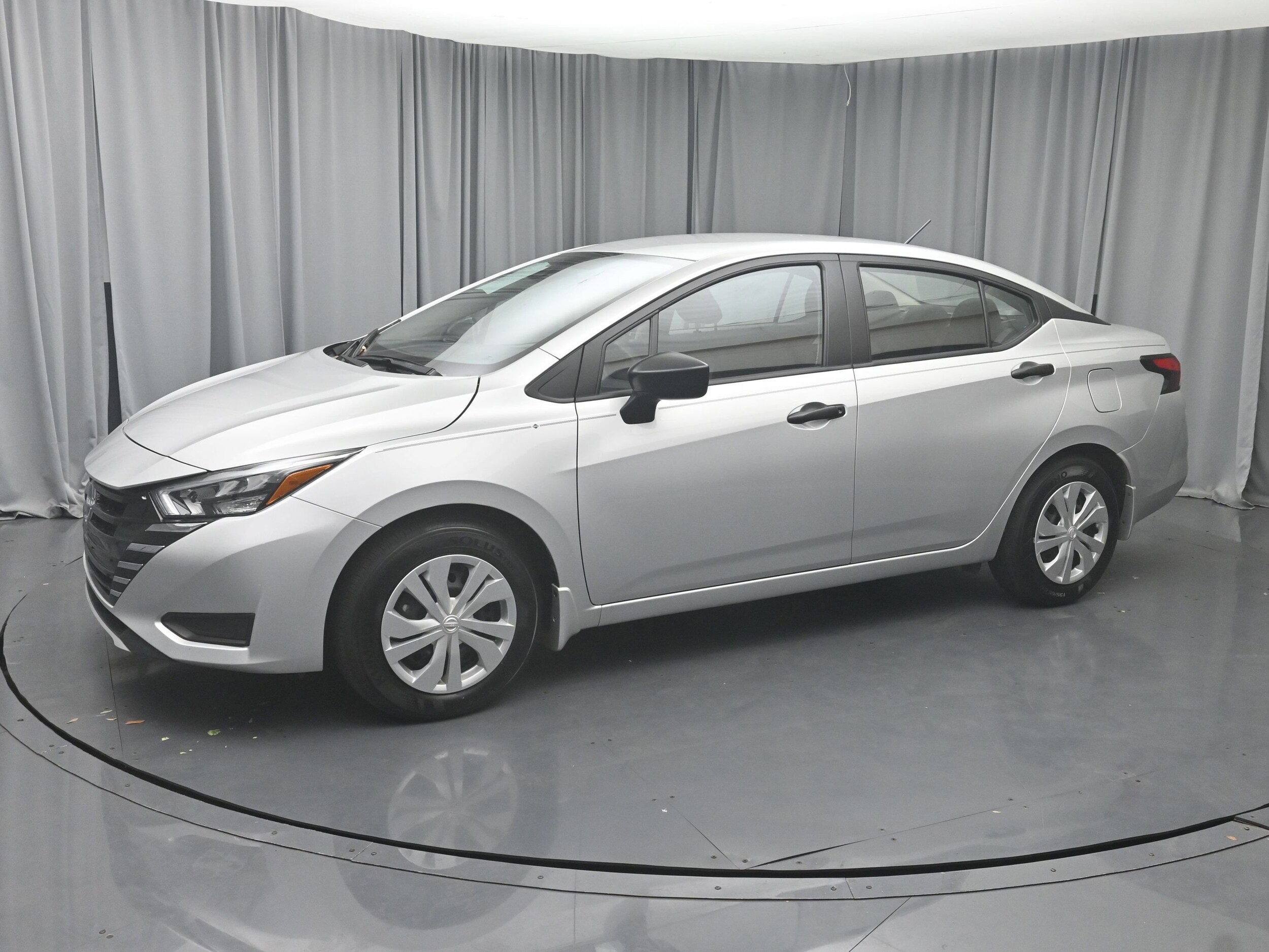 2025 Nissan Versa 1.6 S photo 2