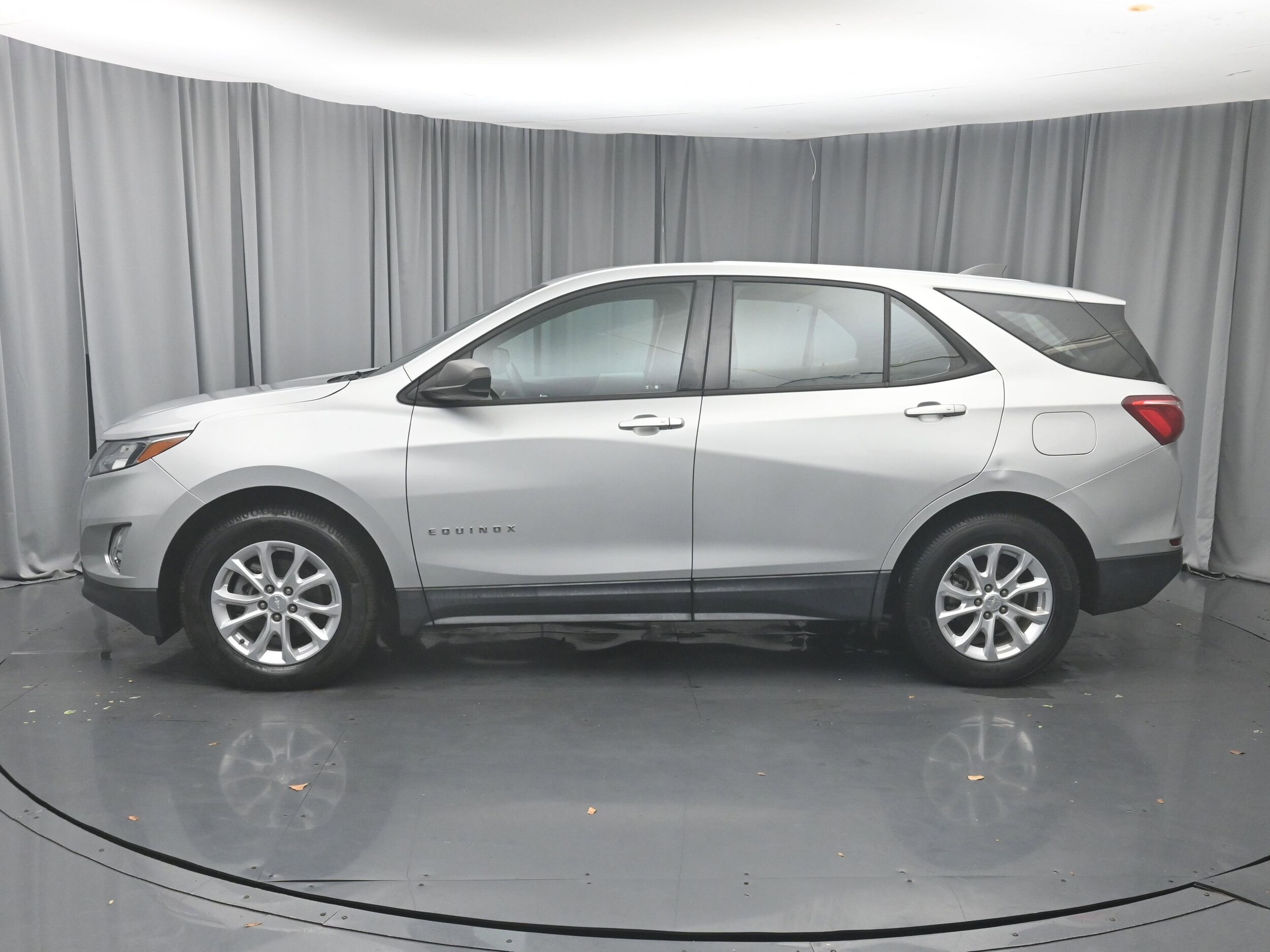 2019 Chevrolet Equinox LS photo 2