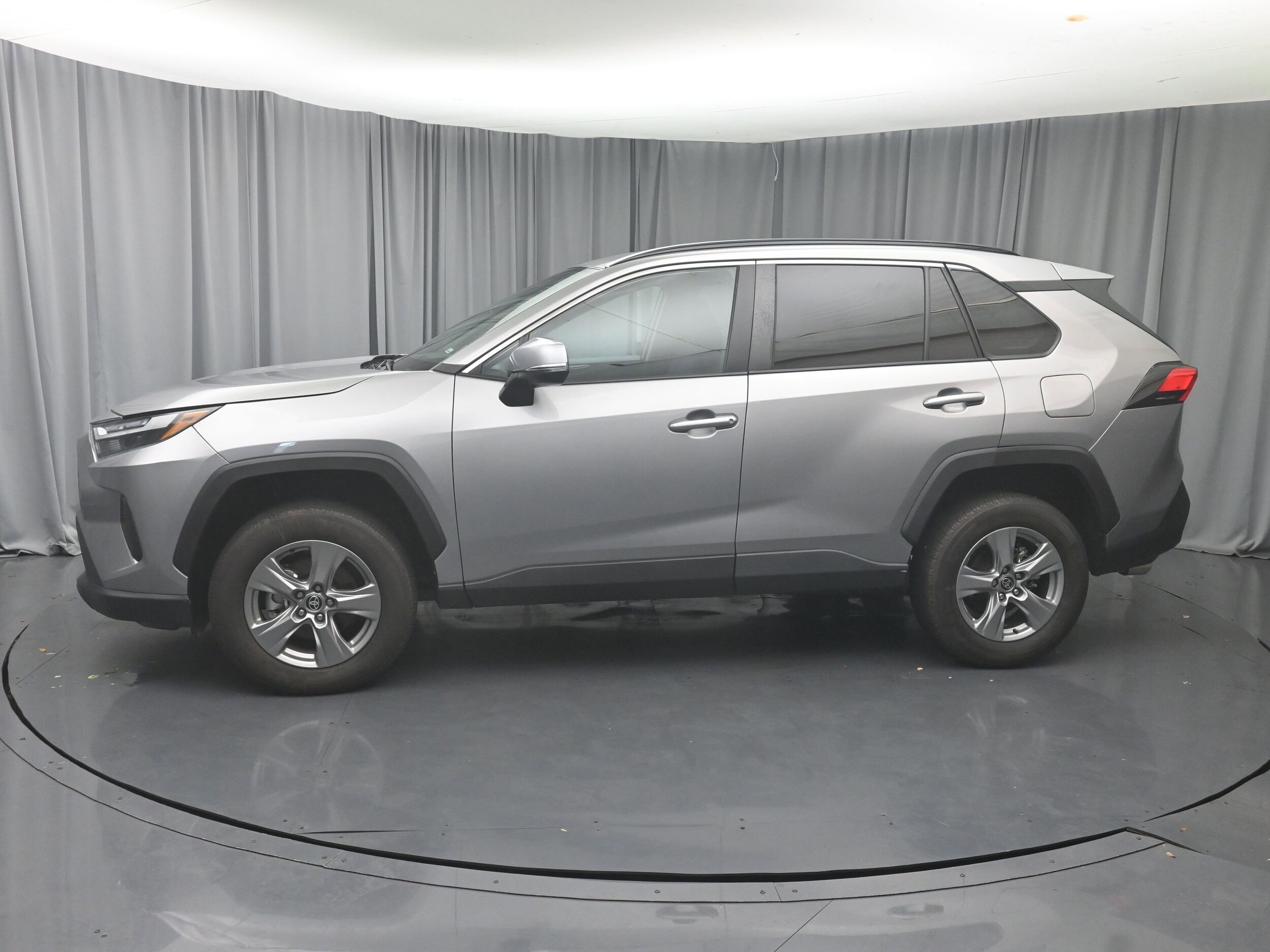 2025 Toyota RAV4 XLE photo 2
