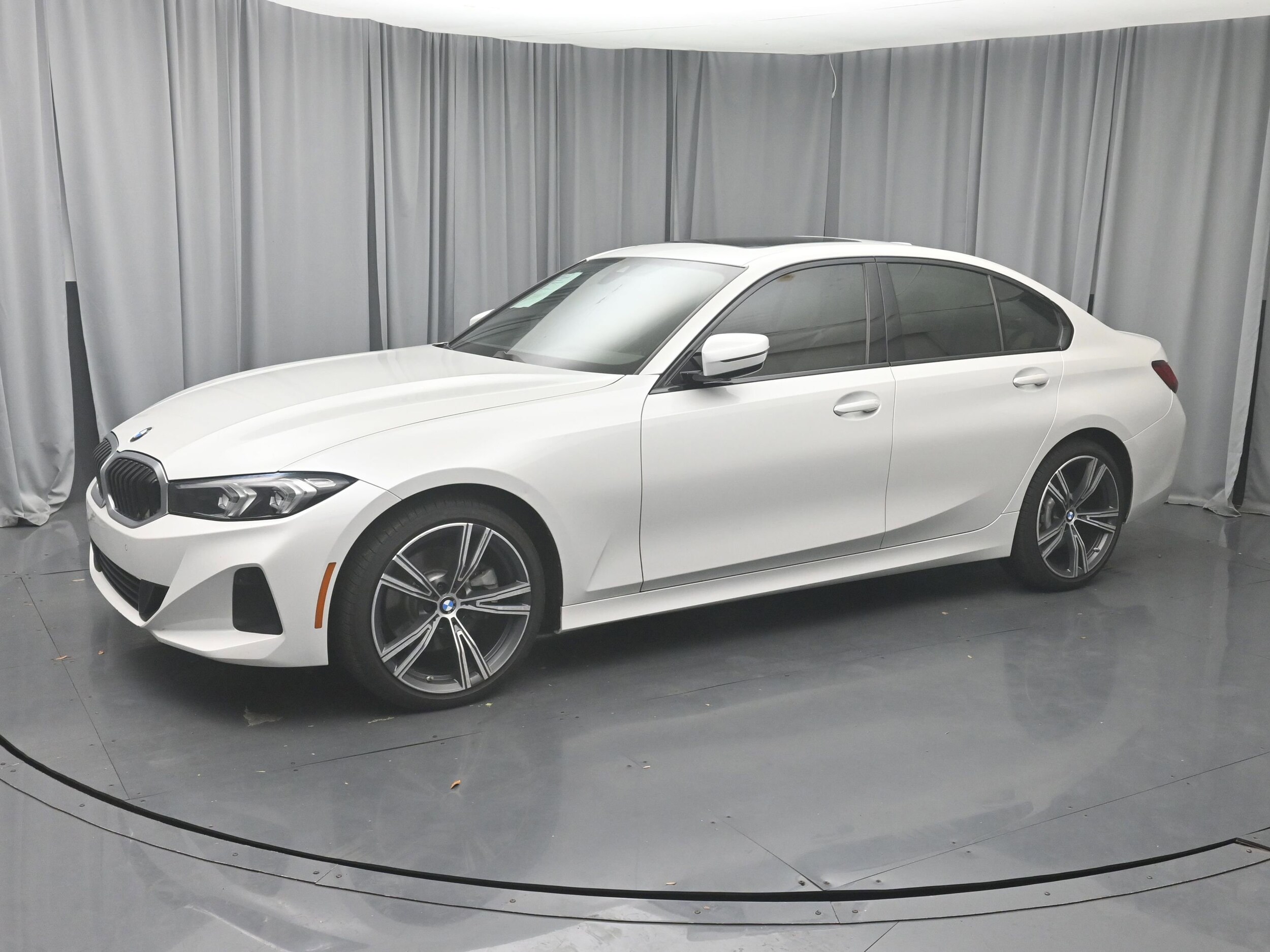 2023 Bmw 330i Sedan photo 2