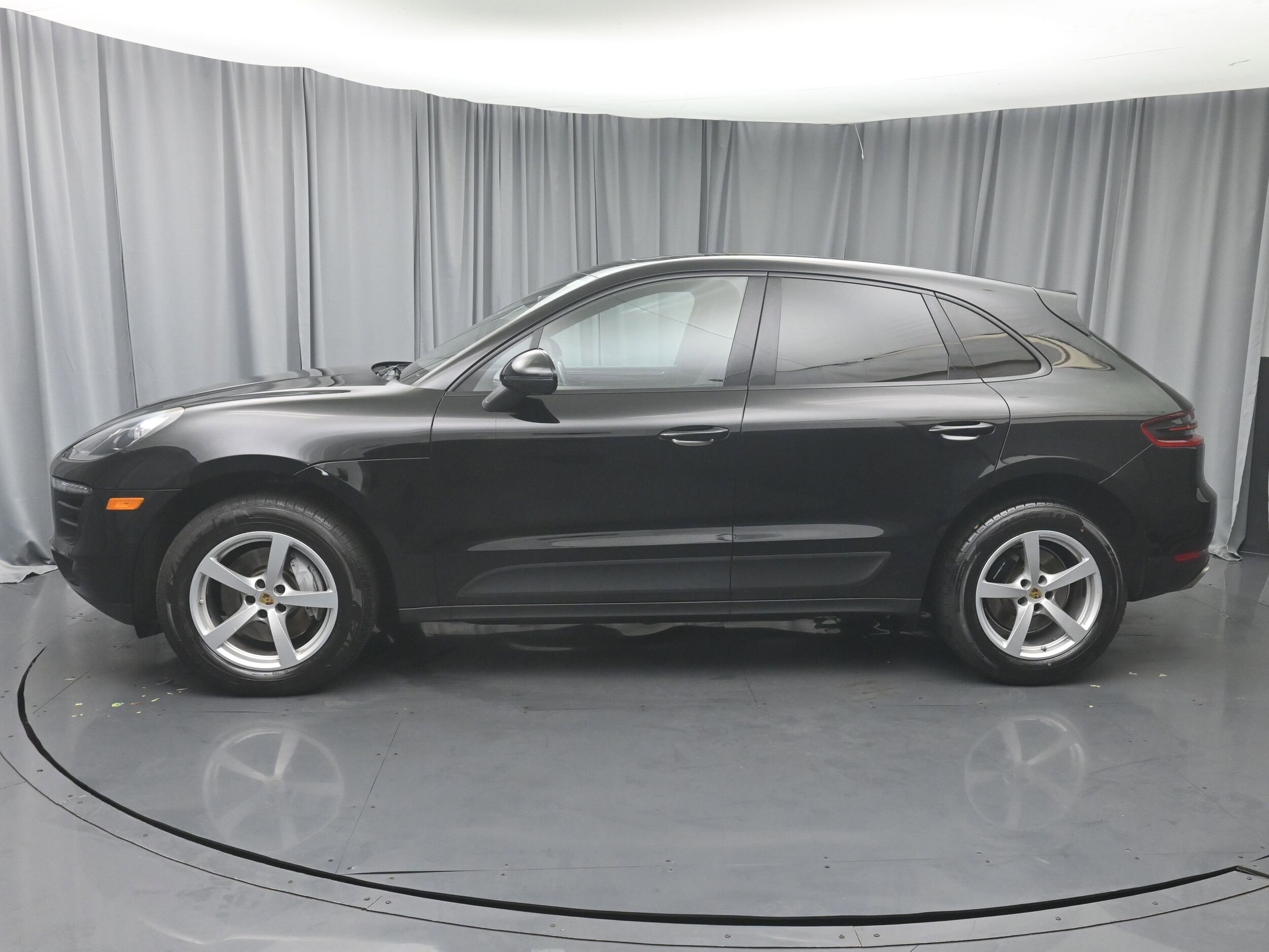 2017 Porsche Macan Base photo 3