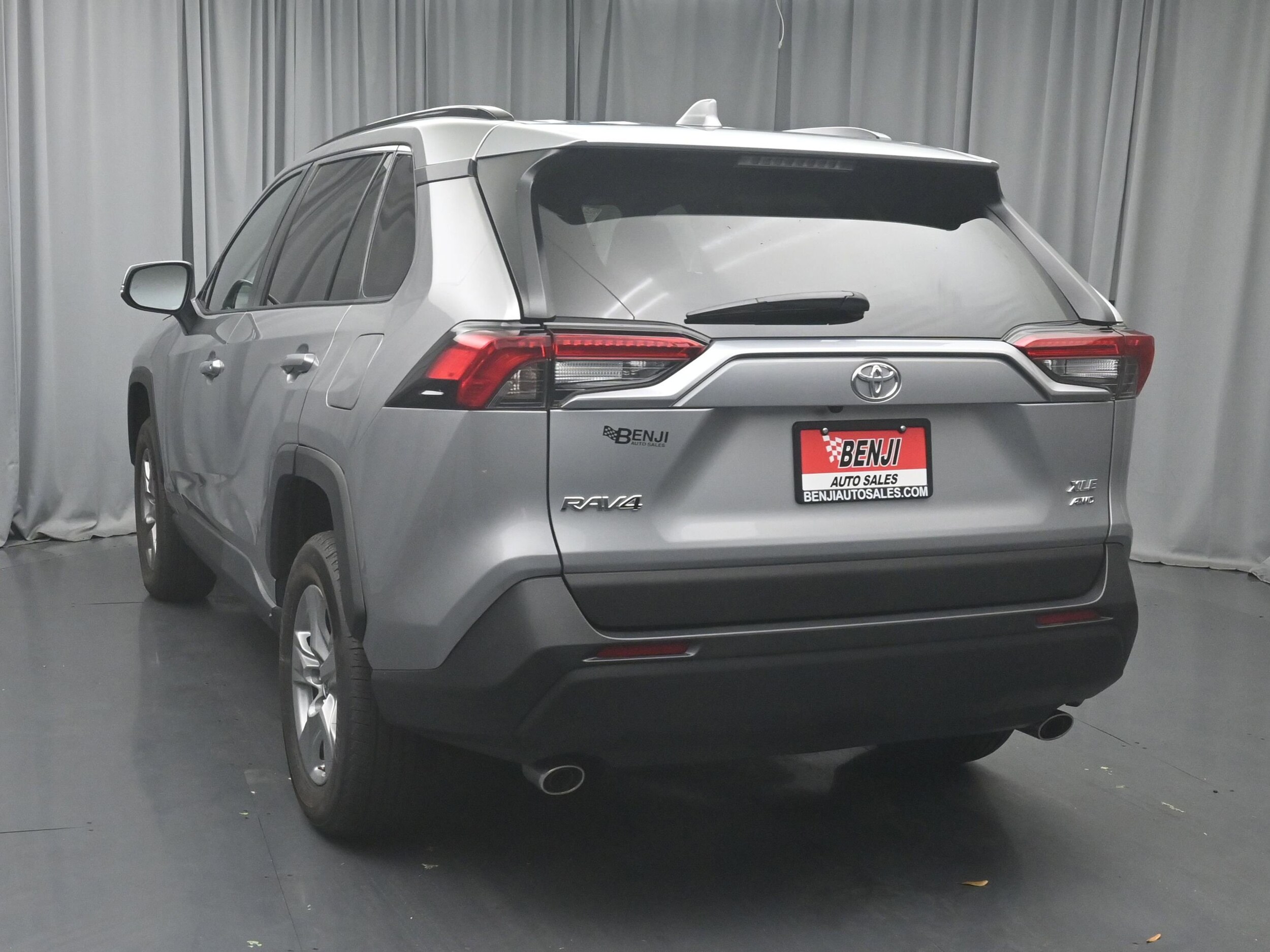 2025 Toyota RAV4 XLE photo 3