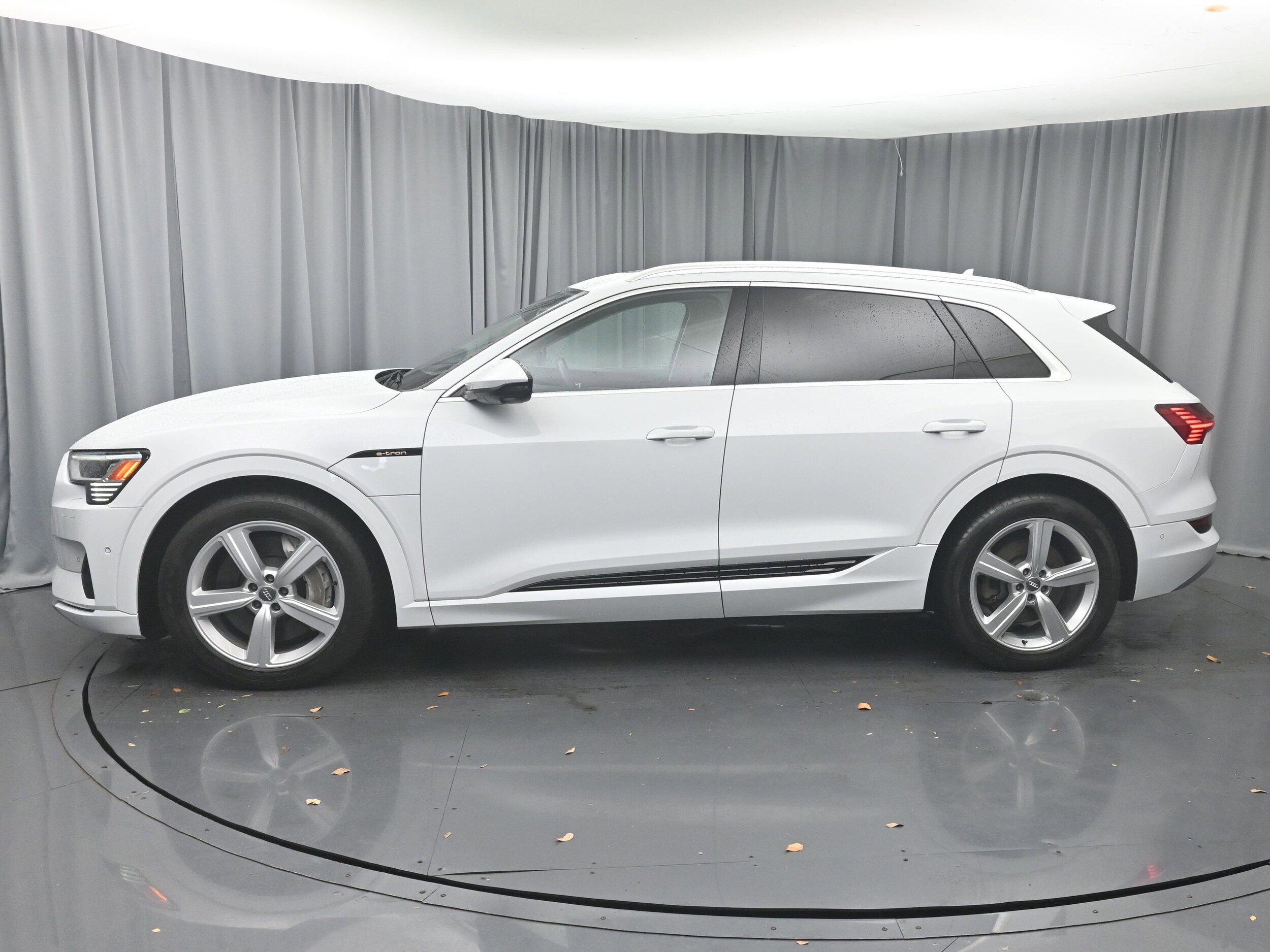 2019 Audi e-tron Prestige photo 3