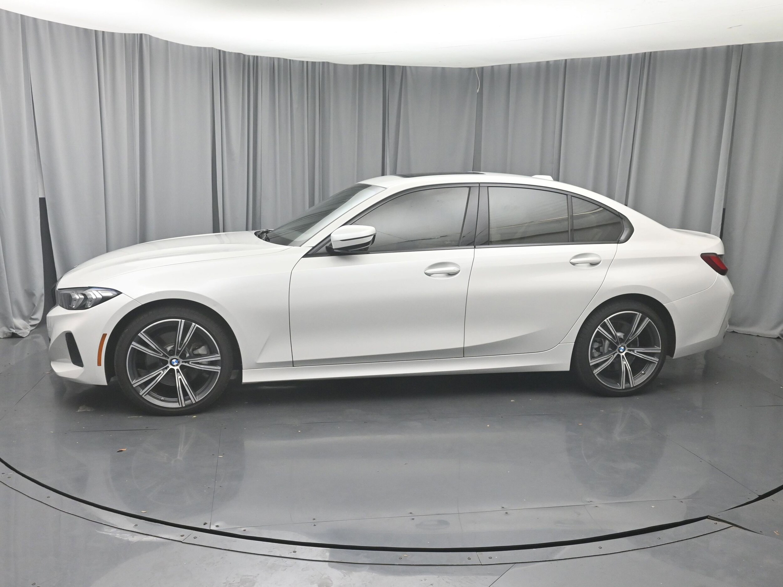 2023 Bmw 330i Sedan photo 3