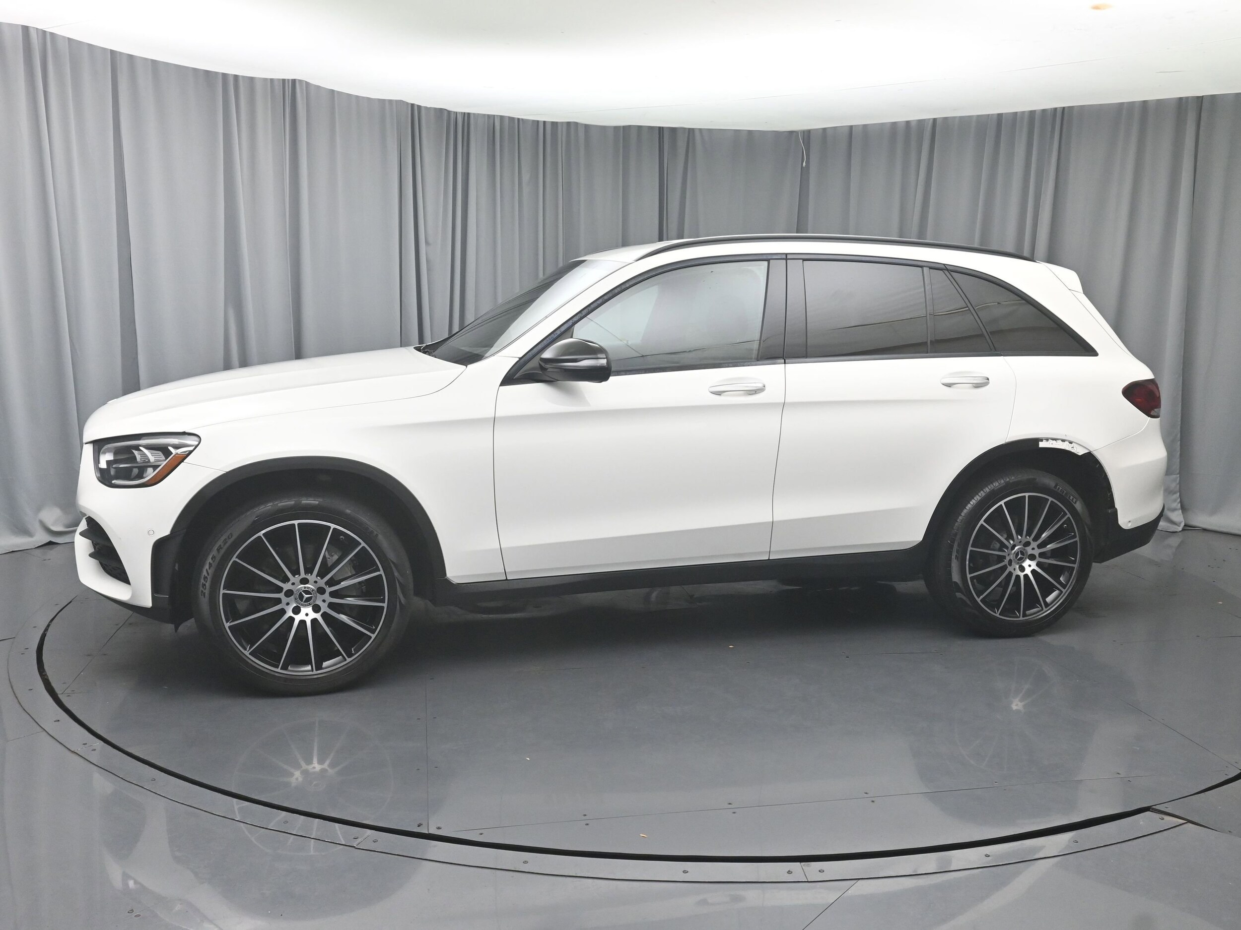 2021 Mercedes Benz GLC 300 photo 2