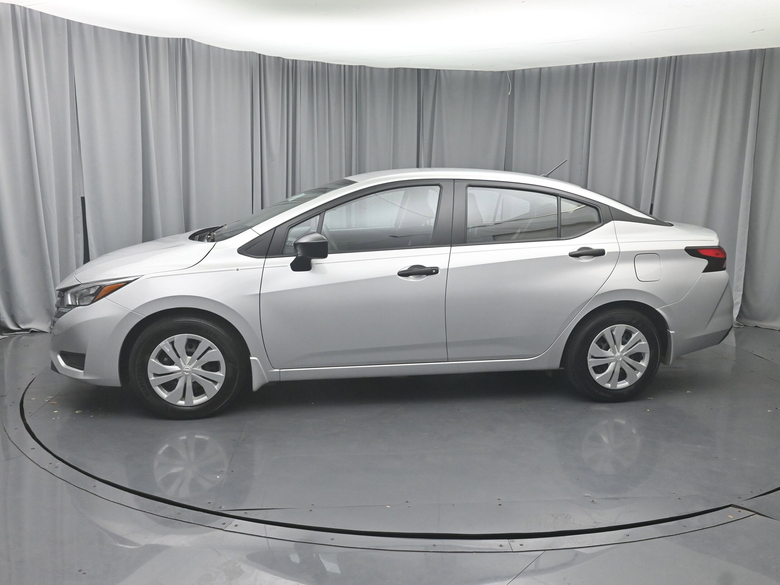 2025 Nissan Versa 1.6 S photo 3
