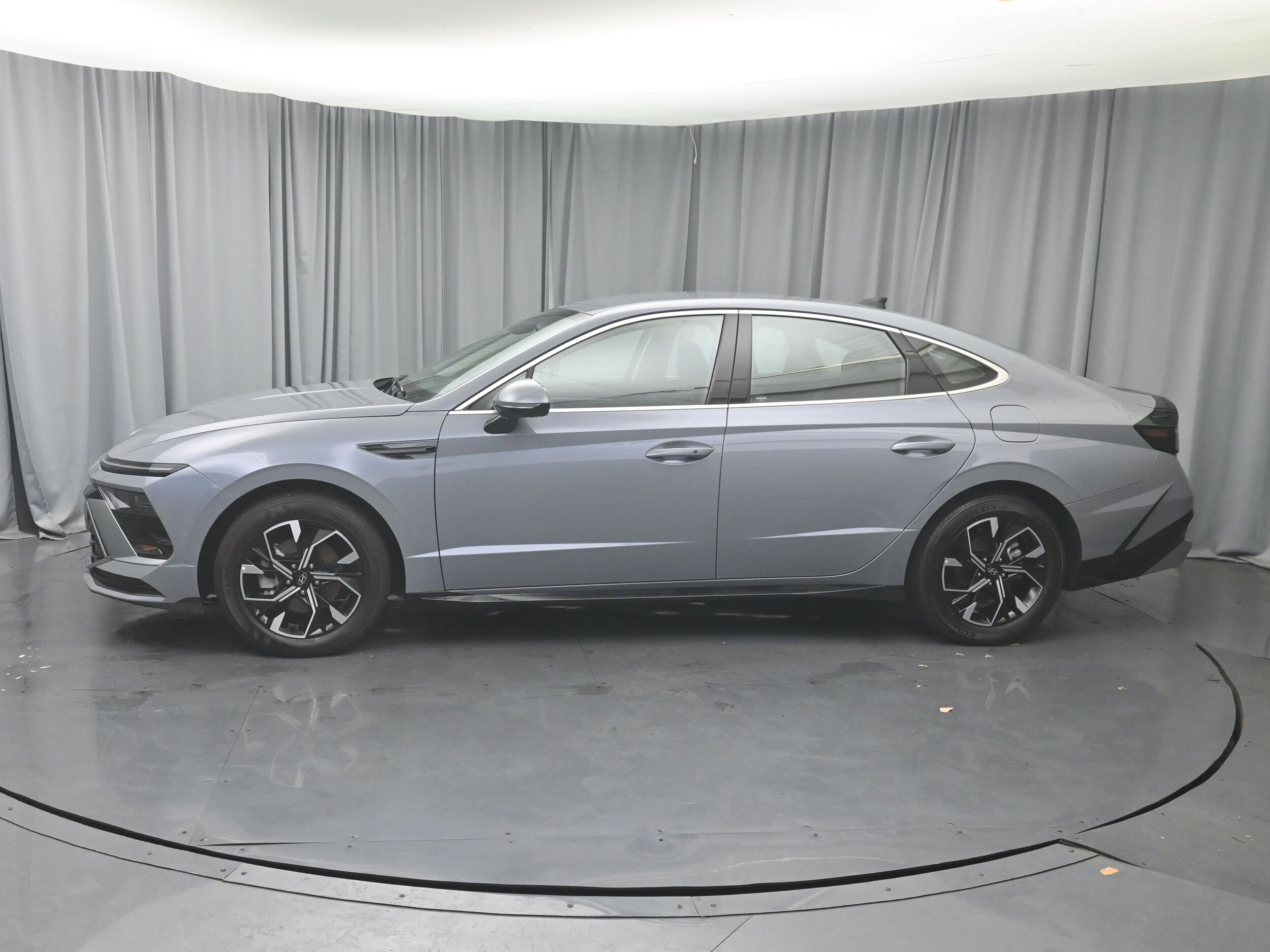 2025 Hyundai Sonata SEL photo 3