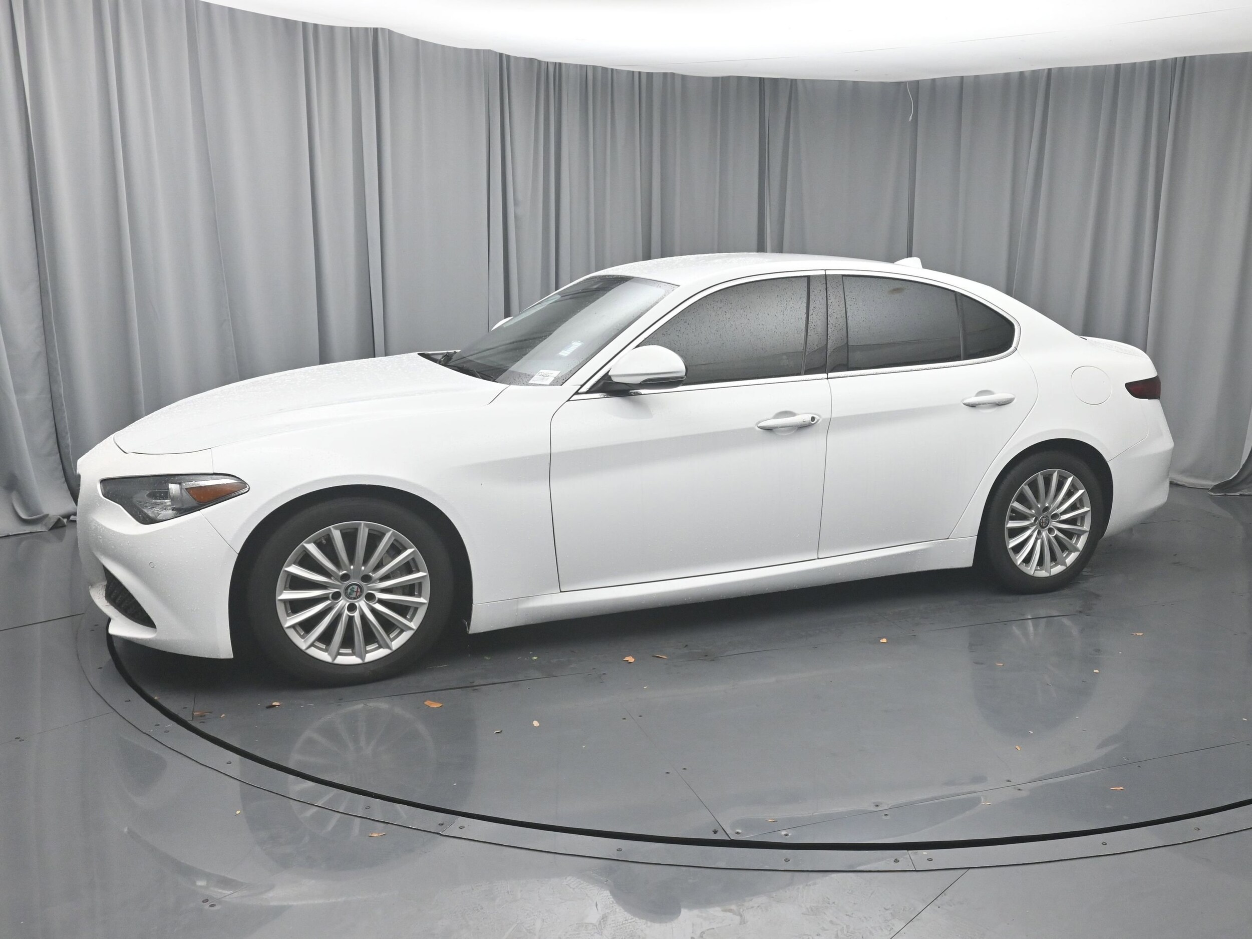 2021 Alfa Romeo Giulia Base photo 2