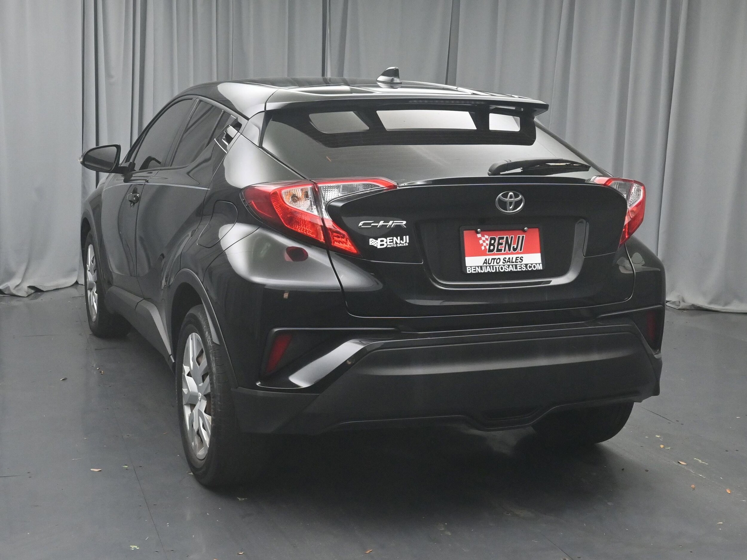 2021 Toyota C-HR LE photo 4