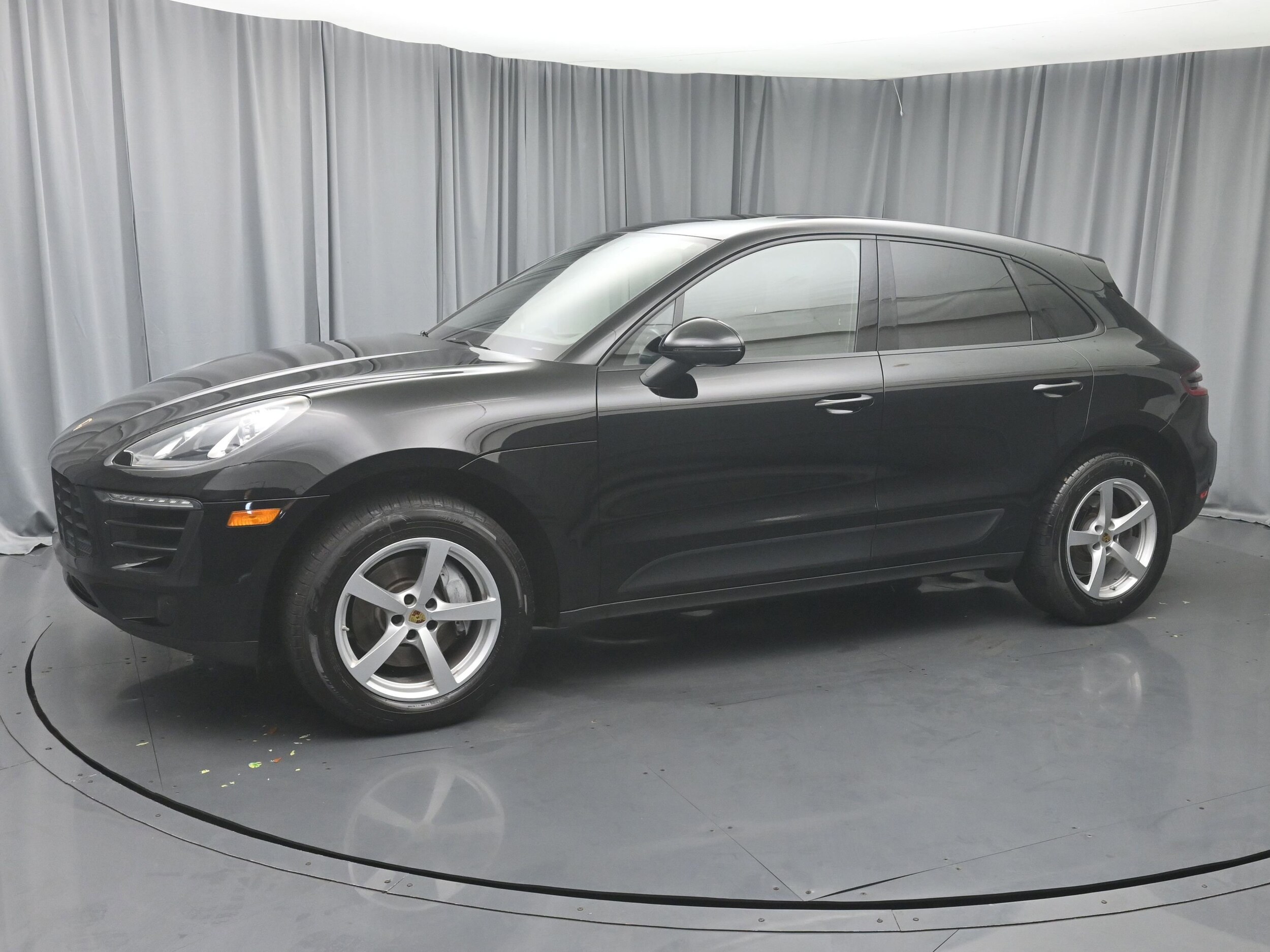 2017 Porsche Macan Base photo 2