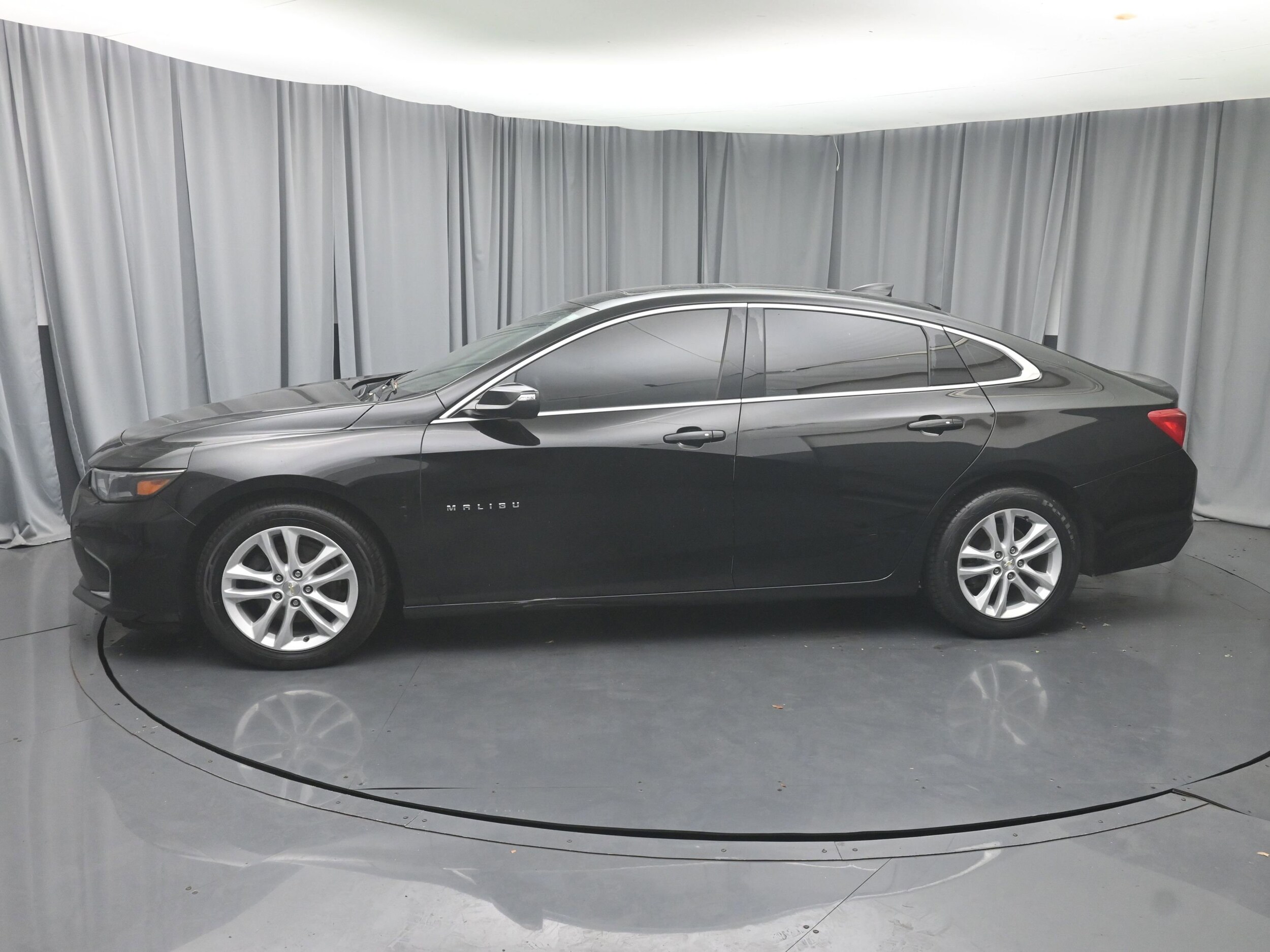 2018 Chevrolet Malibu 1LT photo 3