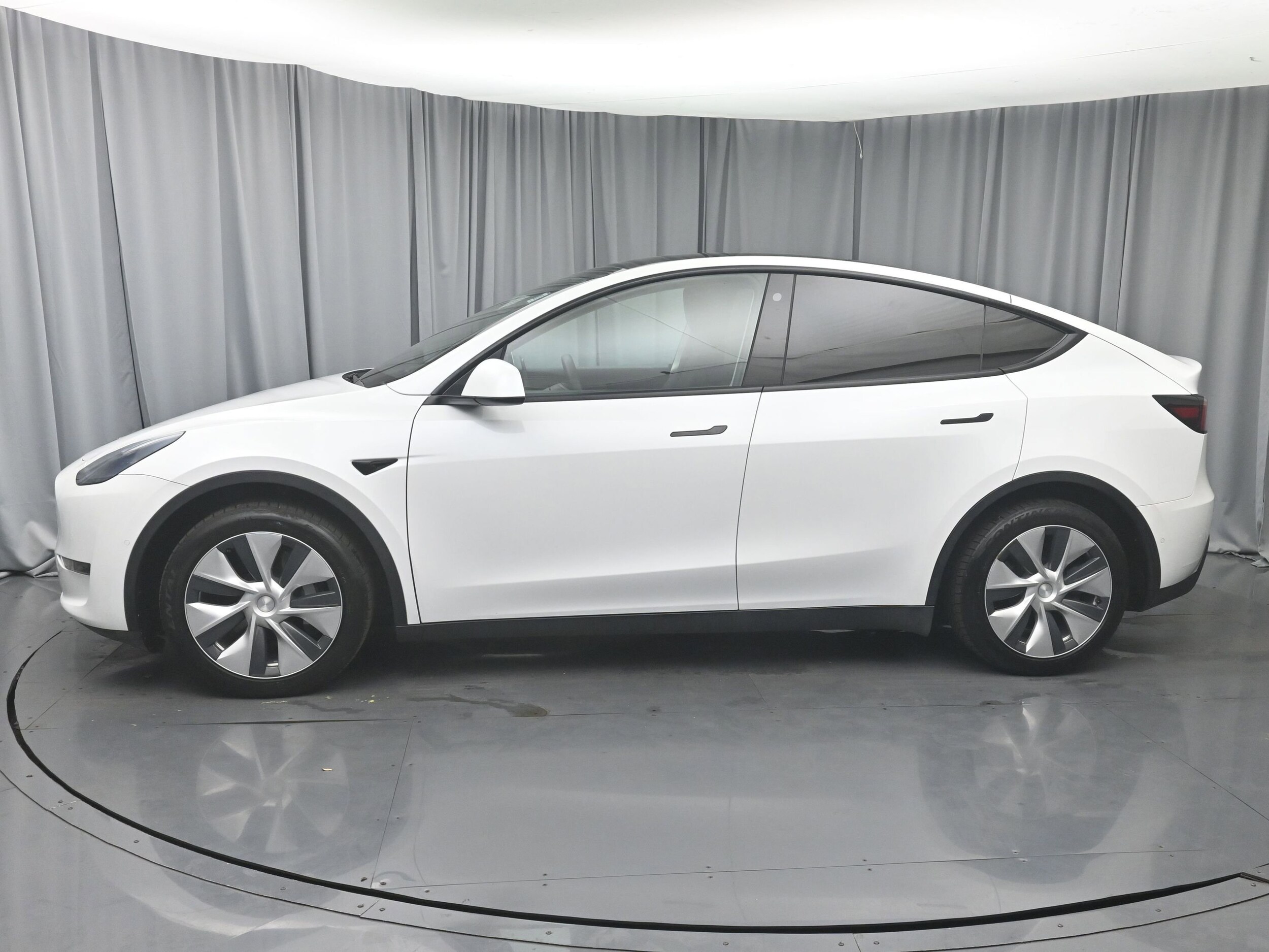 2021 Tesla Model Y Long Range photo 3