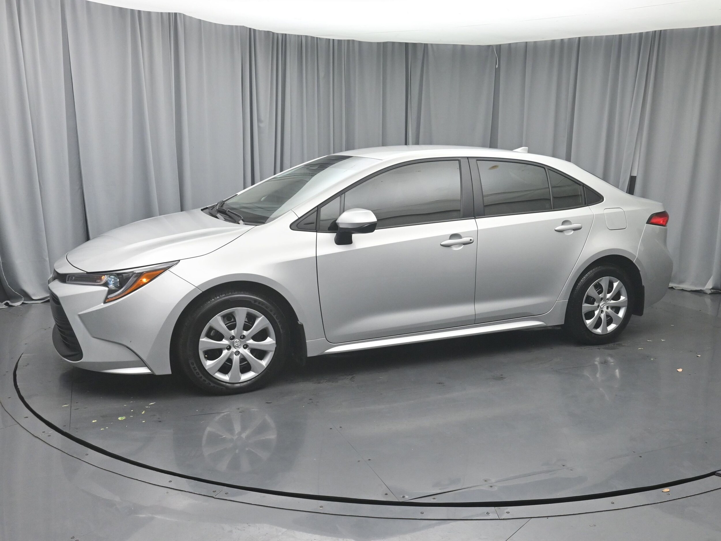 2025 Toyota Corolla LE photo 2