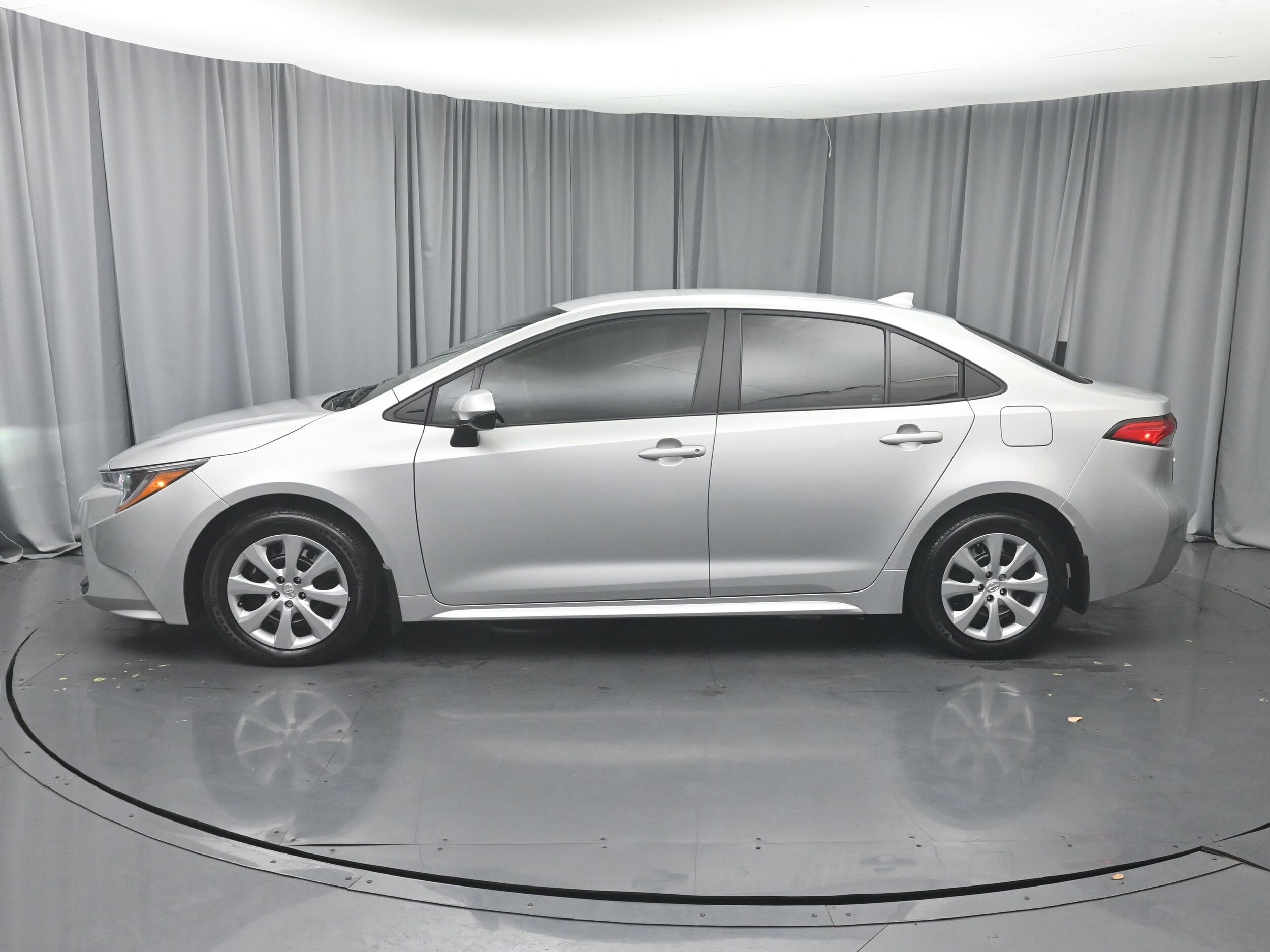 2025 Toyota Corolla LE photo 3