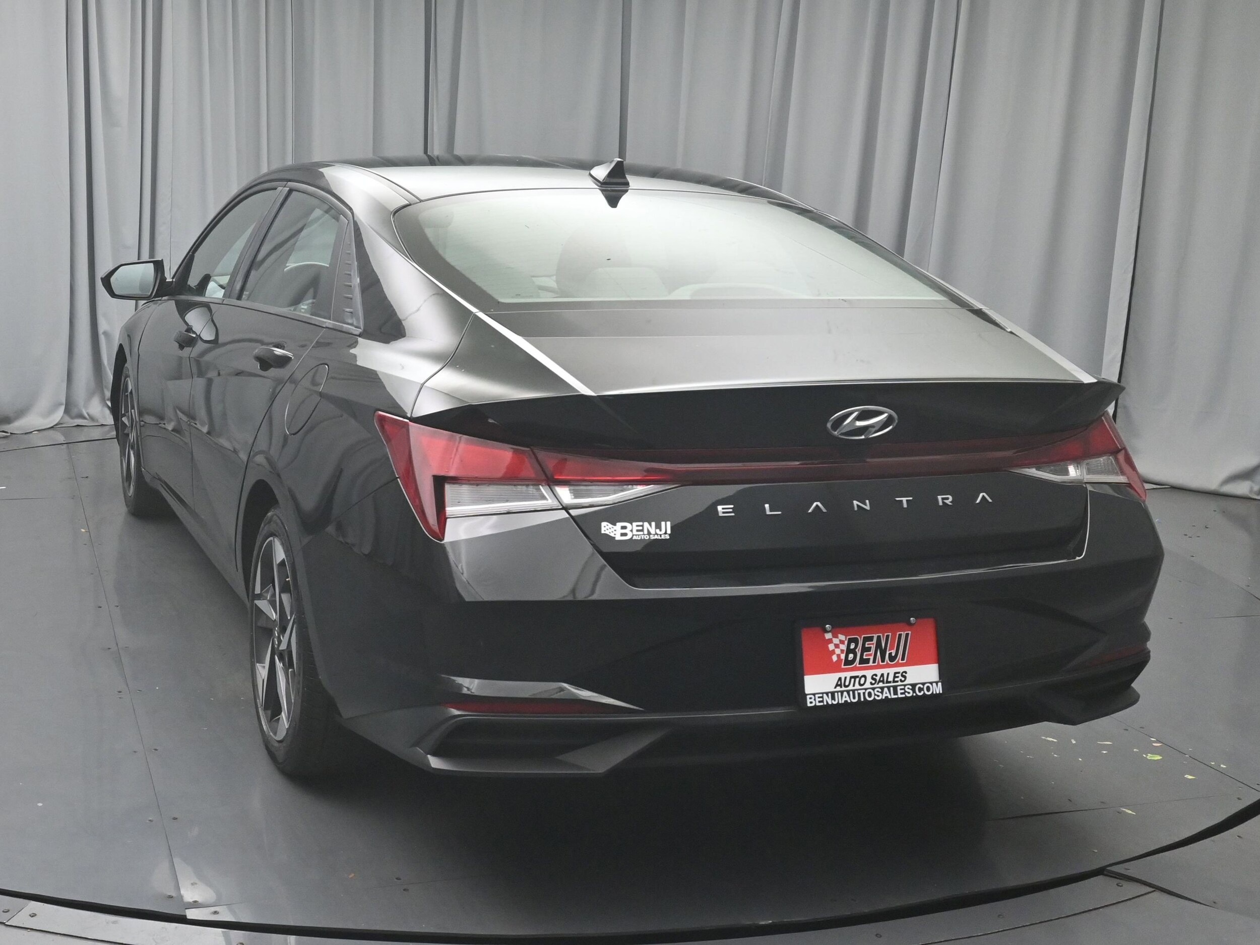 2023 Hyundai Elantra SEL photo 4