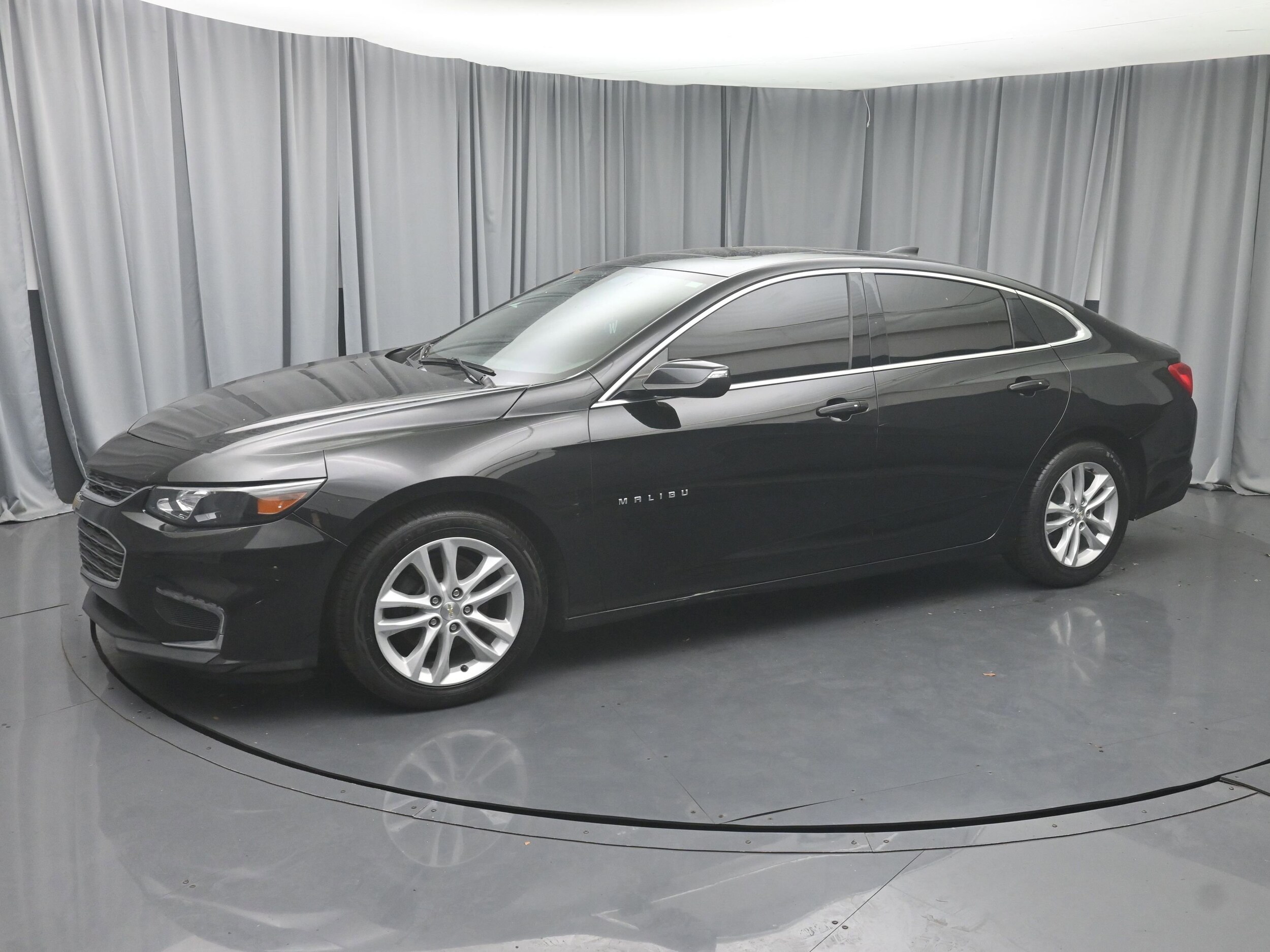 2018 Chevrolet Malibu 1LT photo 2