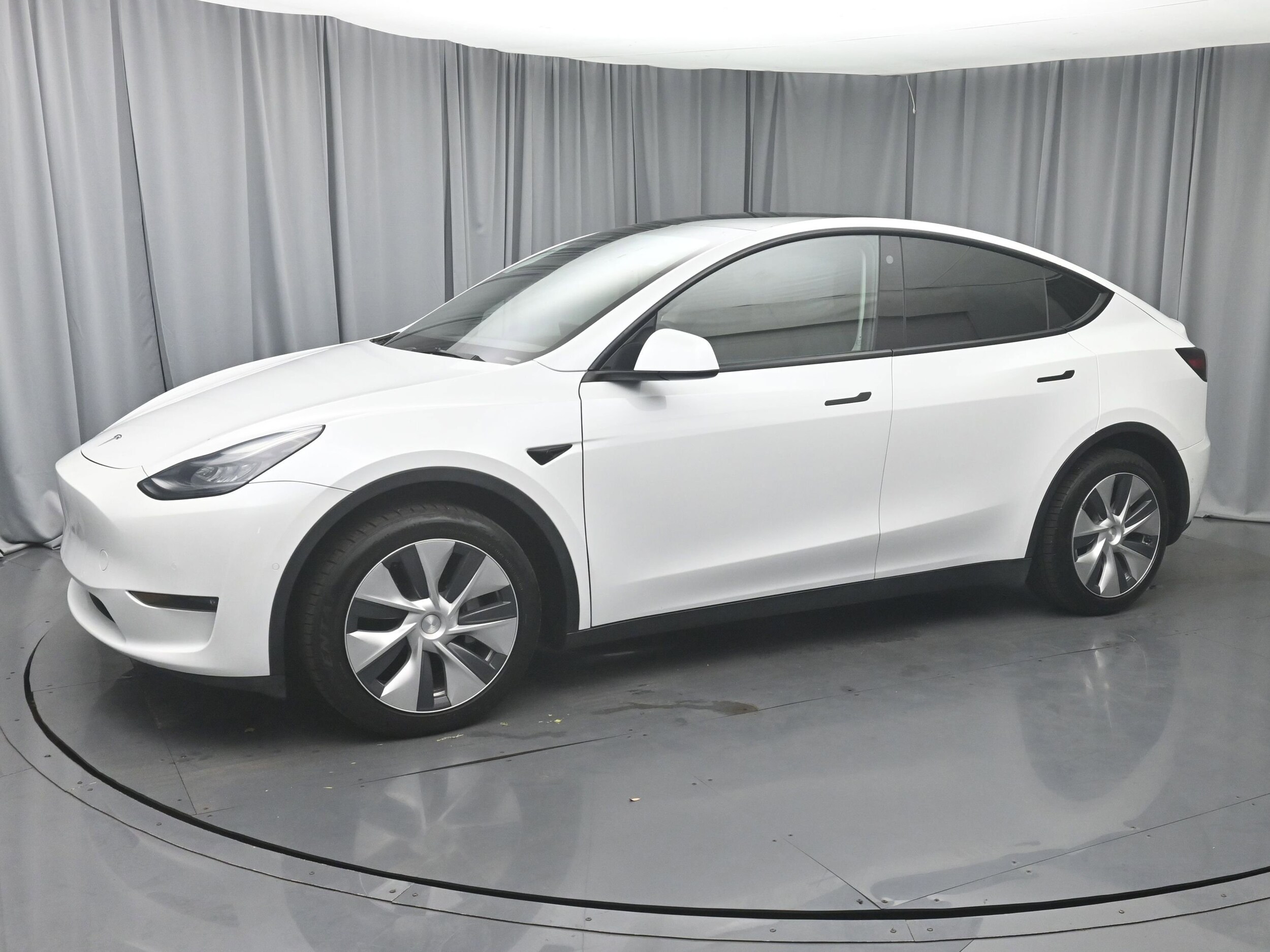 2021 Tesla Model Y Long Range photo 2