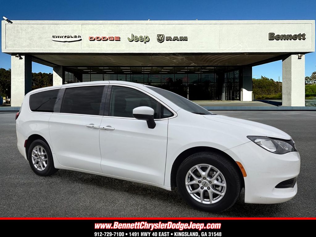 2022 Chrysler Voyager LX's photo